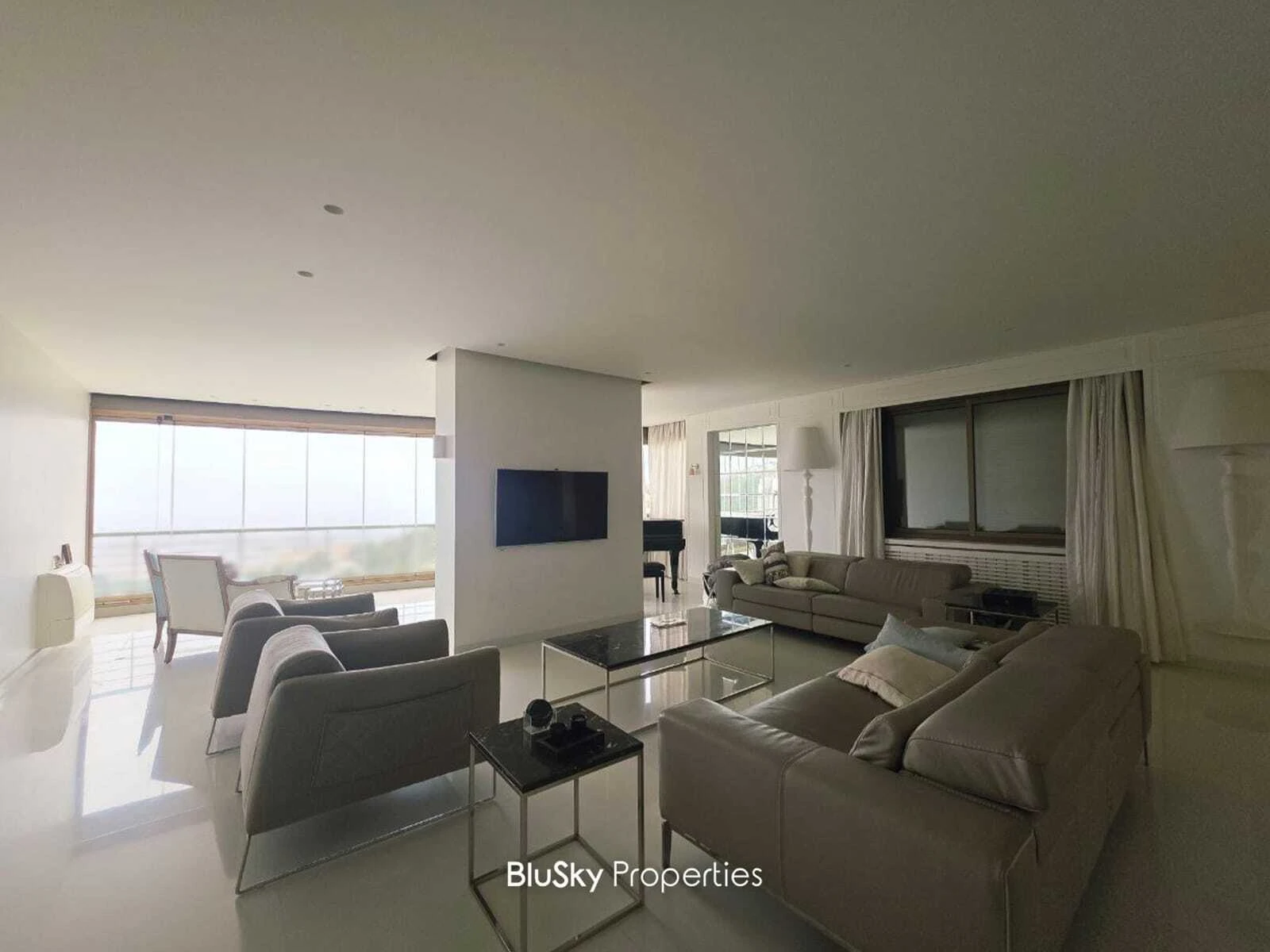 Apartment 300m² for Rent in Jouret El Ballout — الصورة 3
