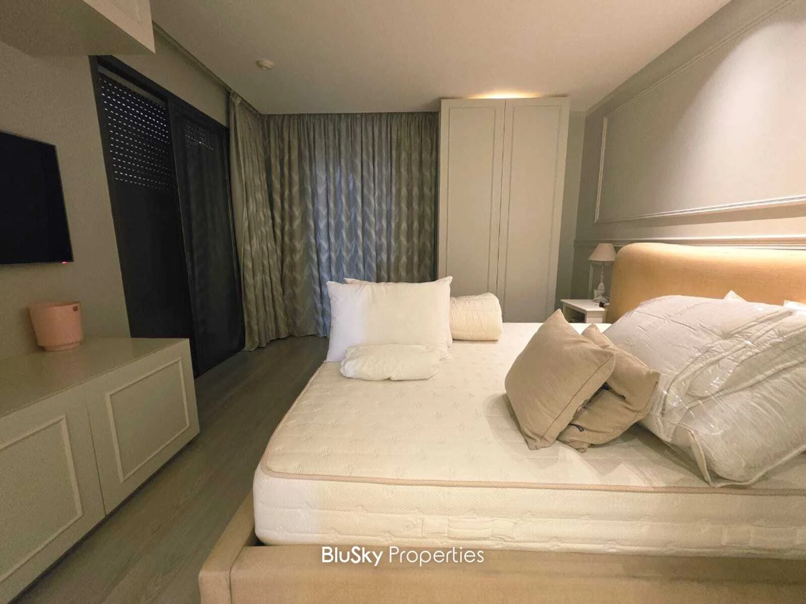 Apartment 300m² for Rent in Jouret El Ballout — الصورة 4