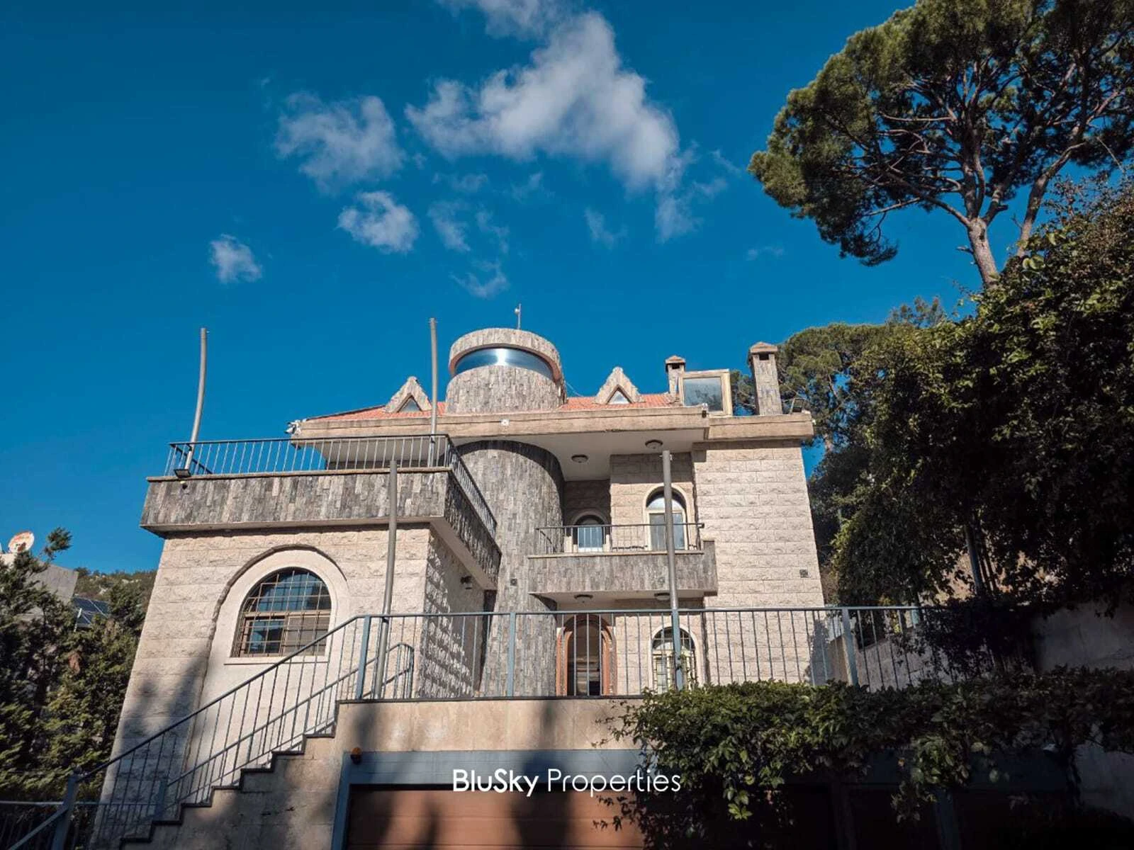 Villa 650m² Land for Rent in Jouret El Ballout