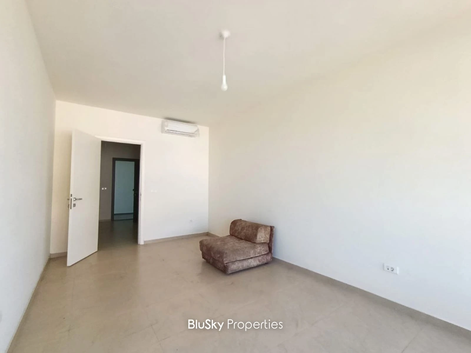Office 42m² for Rent in Jbeil — photo 2