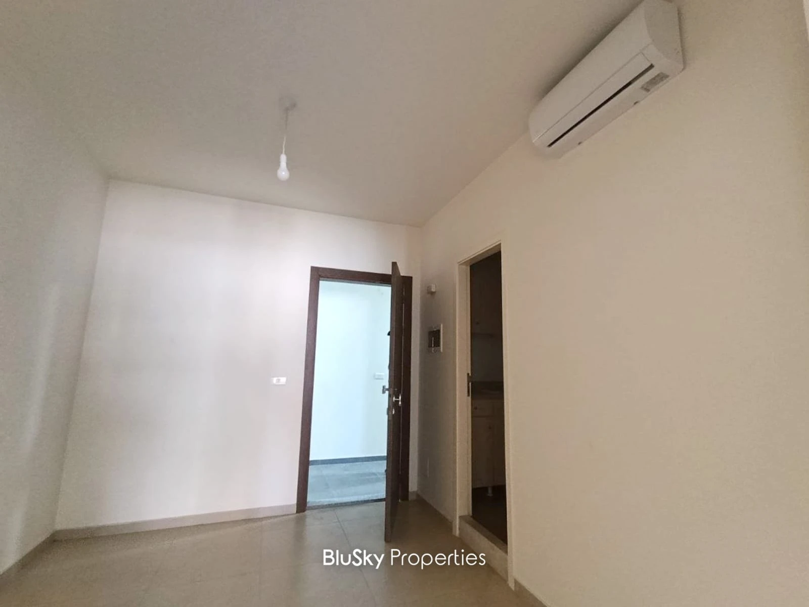 Office 42m² for Rent in Jbeil — photo 3