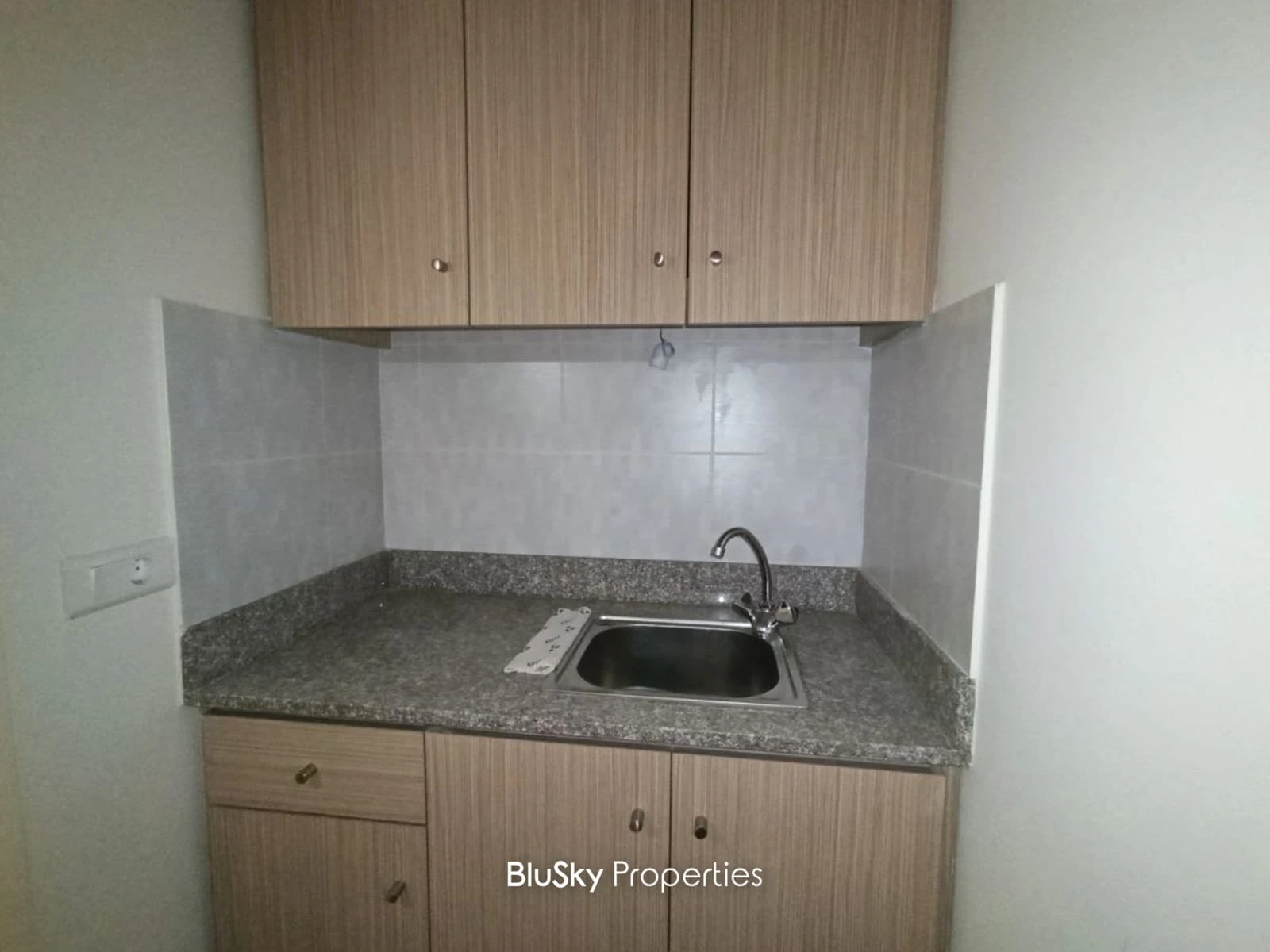 Office 42m² for Rent in Jbeil — photo 4
