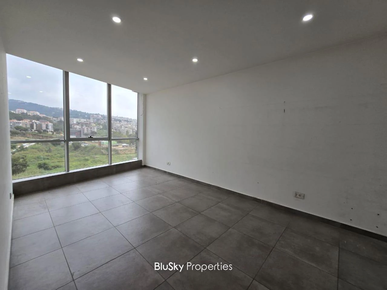 Office 100m² for Rent in Jdeideh — الصورة 2