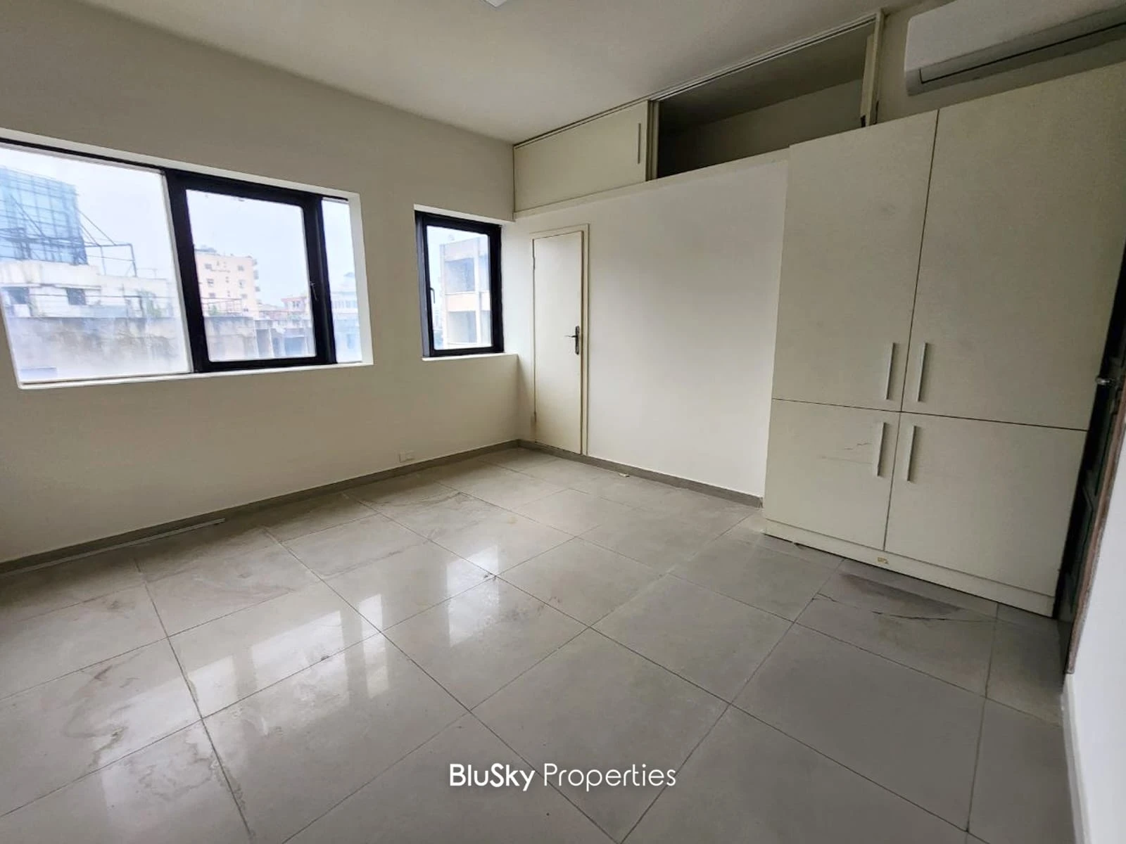 Office 120m² for Rent in Jdeideh — photo 2