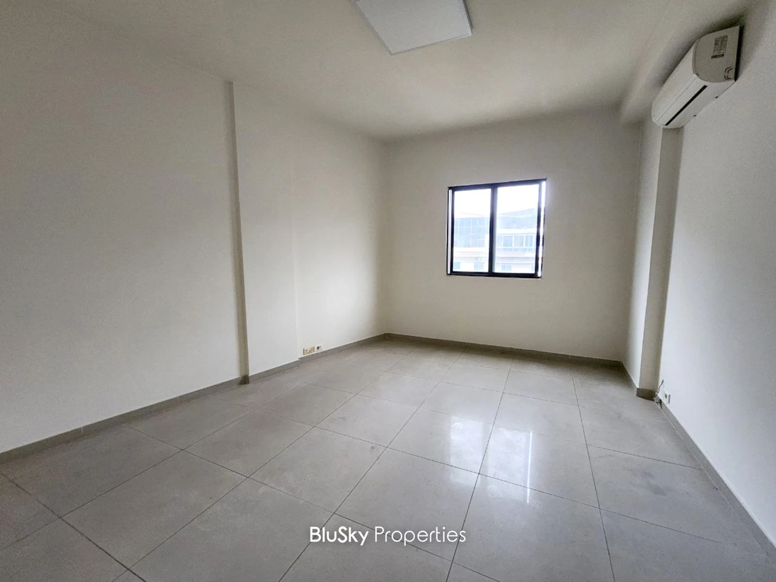 Office 120m² for Rent in Jdeideh — photo 4
