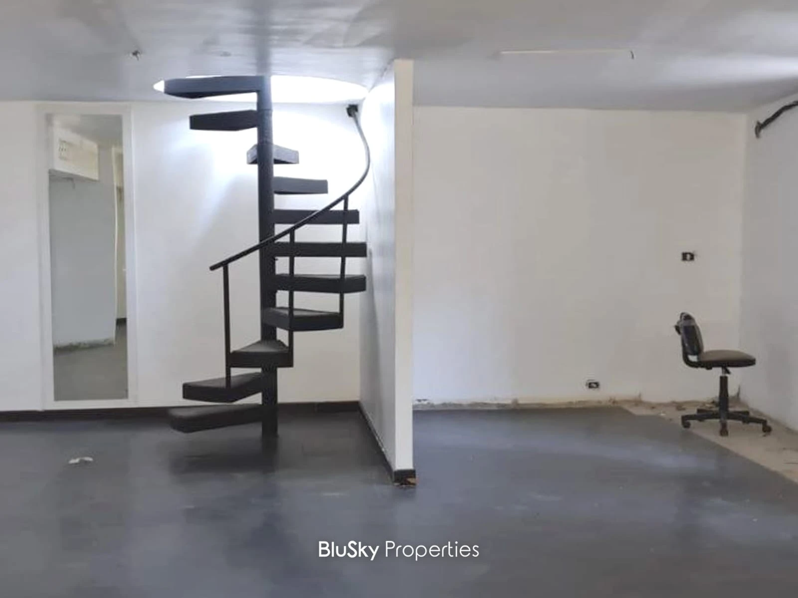 Shop 147m² Triplex for Sale in Jdeideh