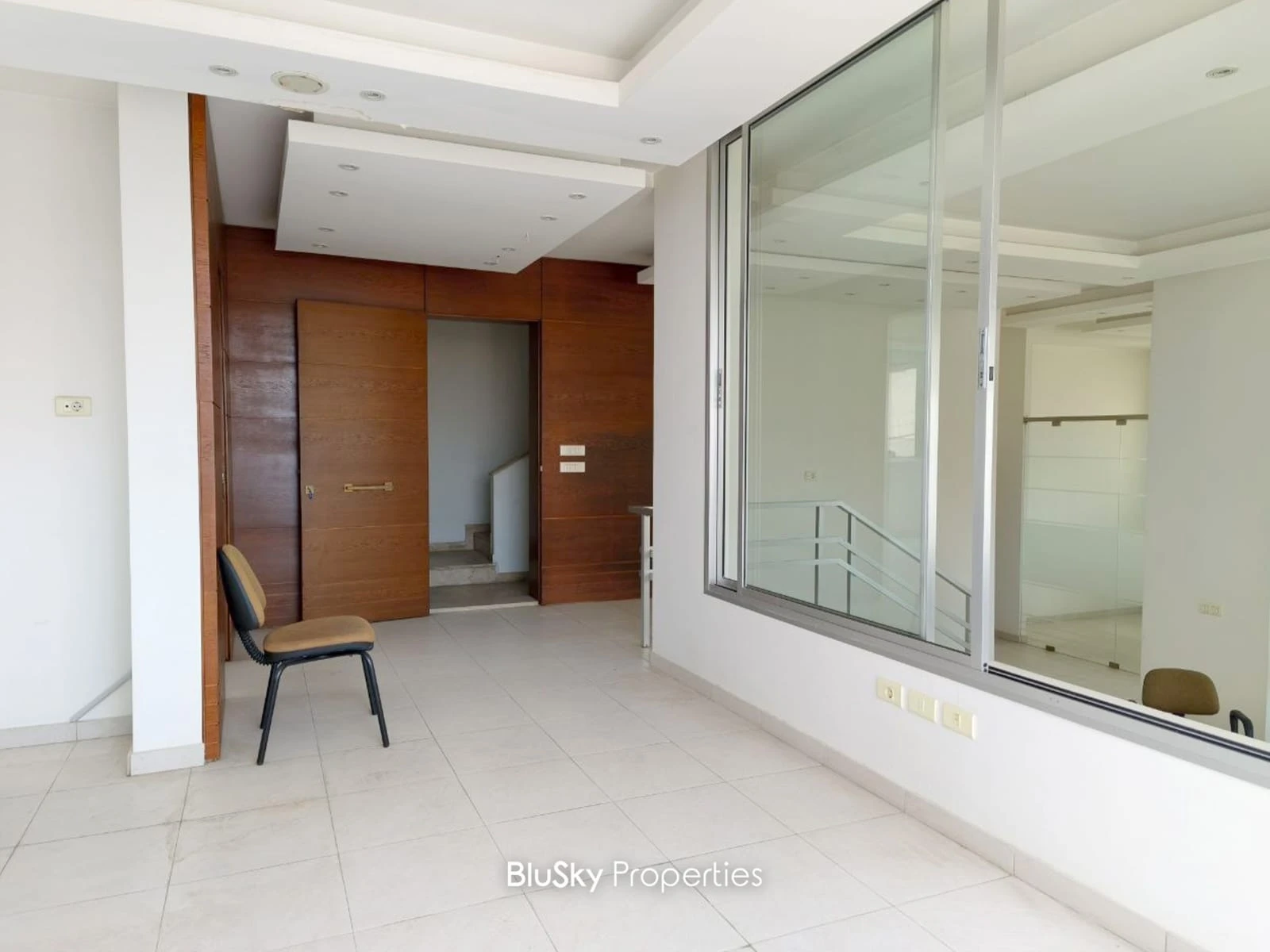 Office 200m² for Rent in Jdeideh — الصورة 2