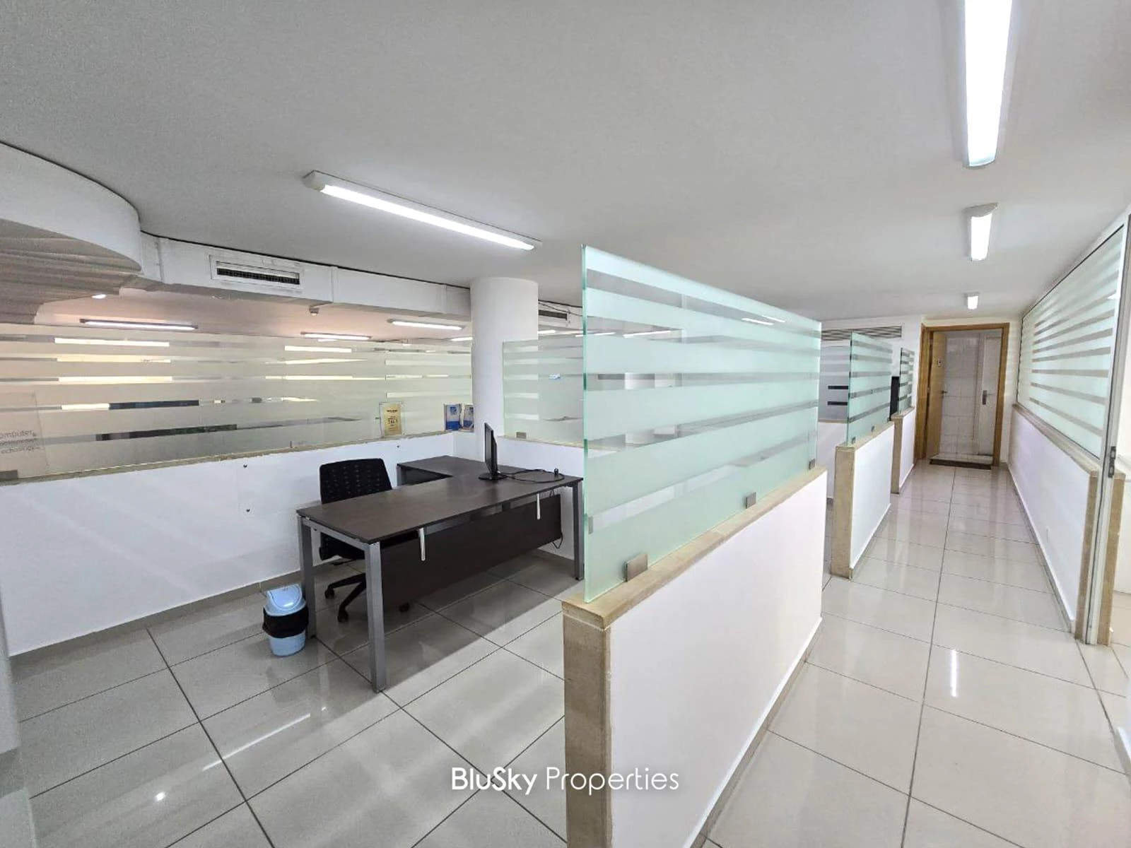 Office 200m² 9 Rooms for Rent in Jdeideh — الصورة 1