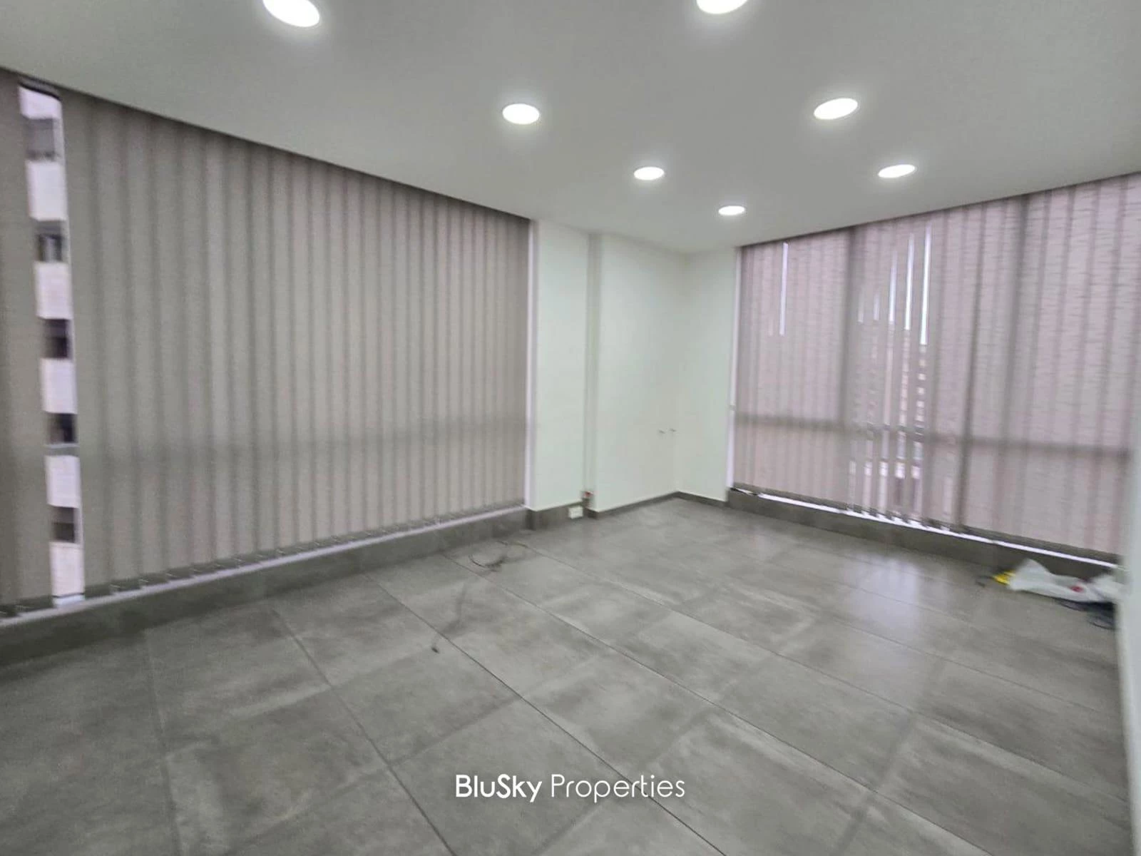 Office 236m² for Rent in Jdeideh — photo 2