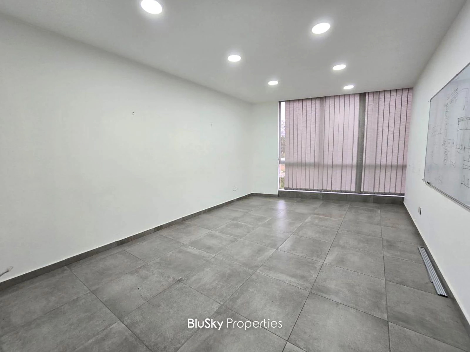Office 236m² for Rent in Jdeideh — photo 3