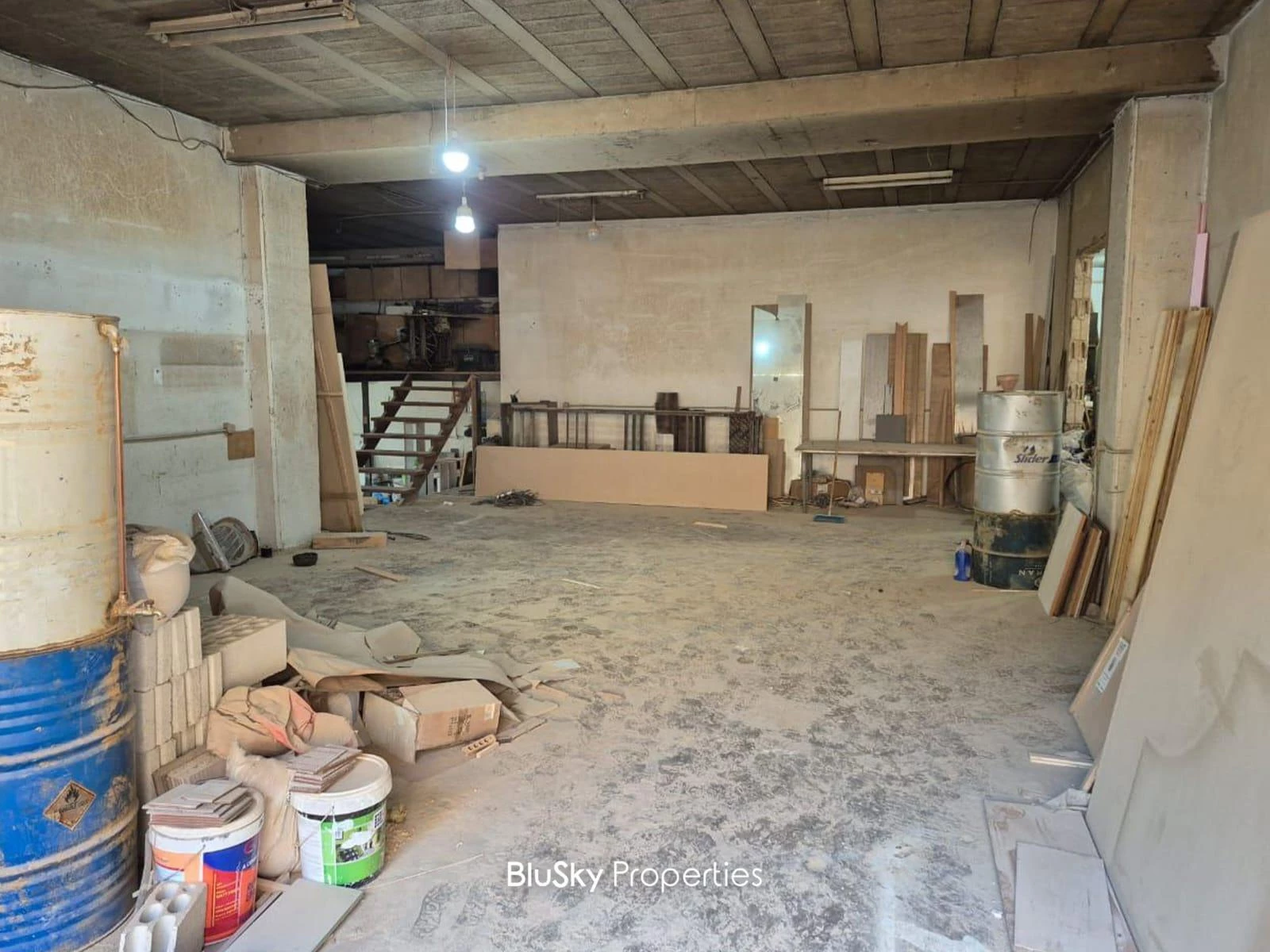 Warehouse 330m² for Sale in Jdeideh