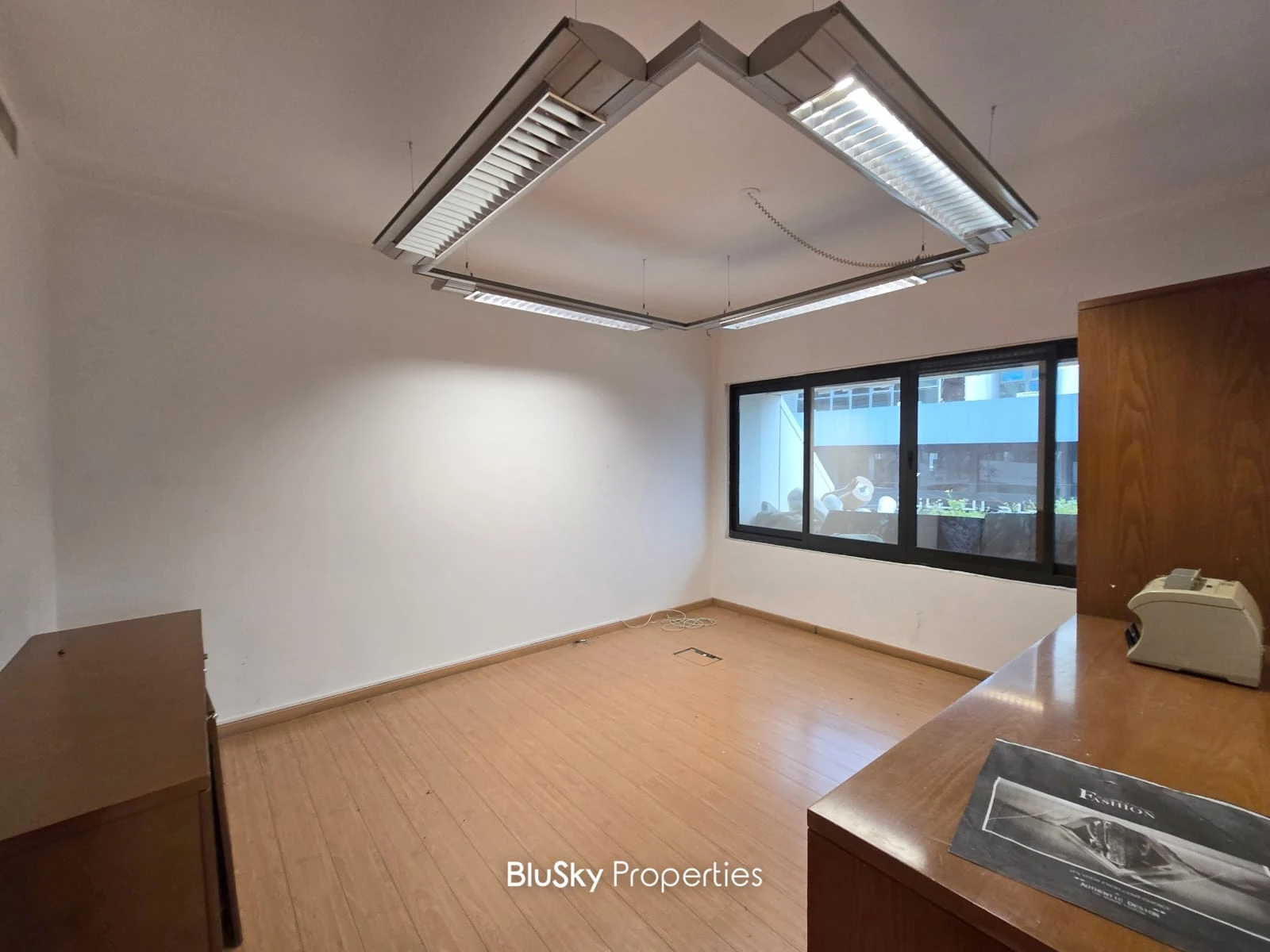 Shop Triplex 360m² for Rent in Jdeideh — الصورة 2