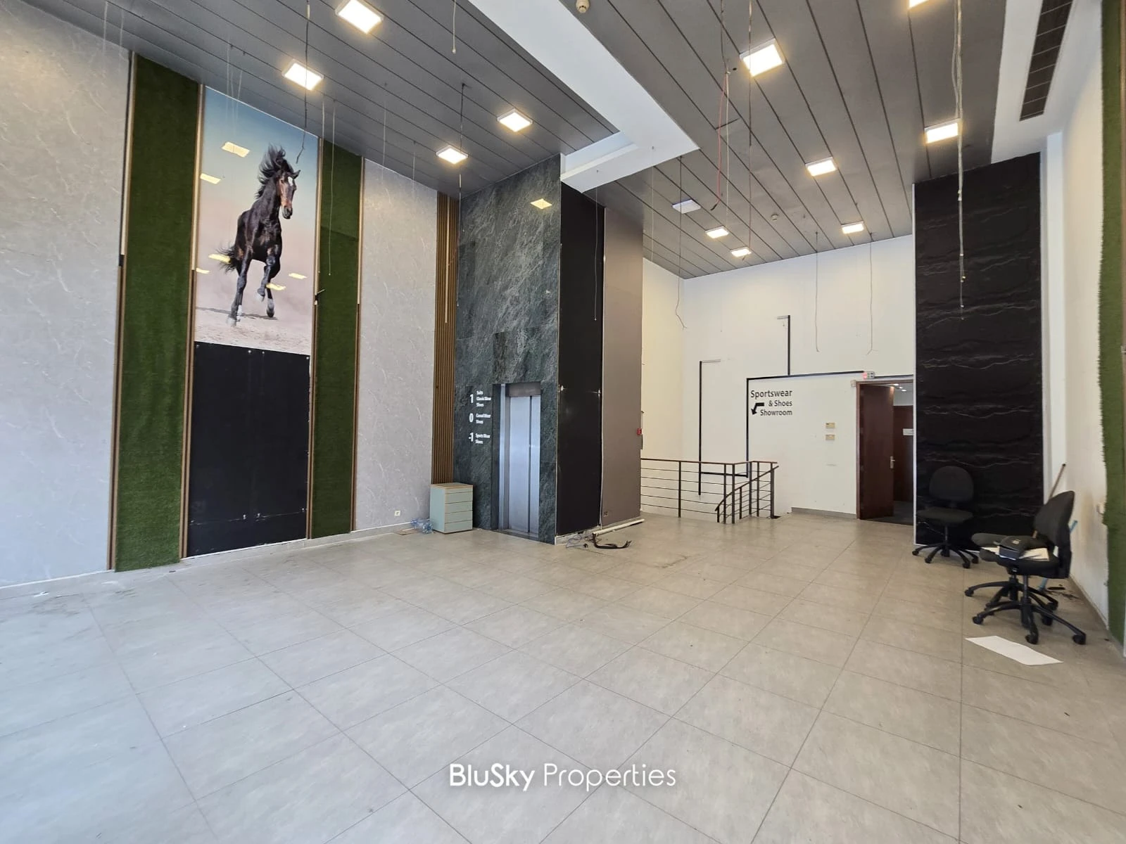 Shop Triplex 360m² for Rent in Jdeideh — الصورة 4