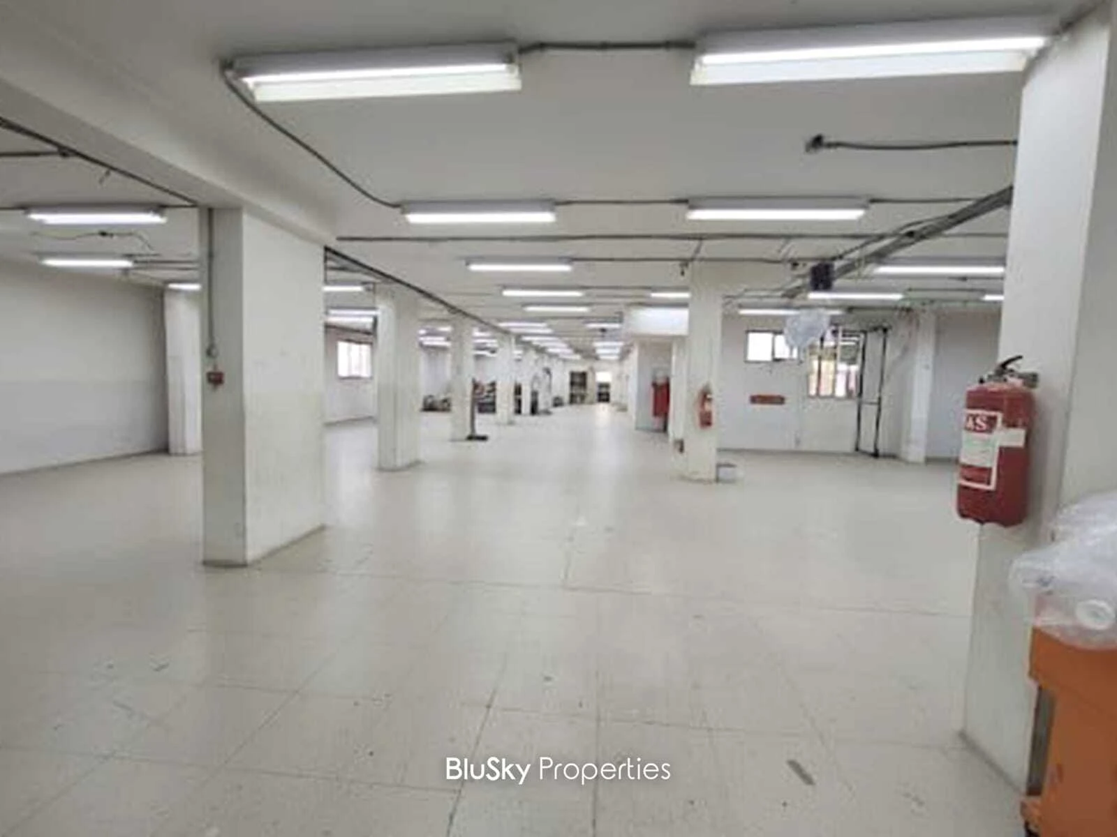 Warehouse 765m² for Sale in Jdeideh