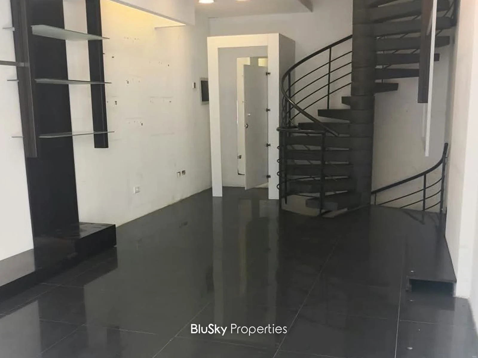 Shop 110m² for Rent in Jal El Dib