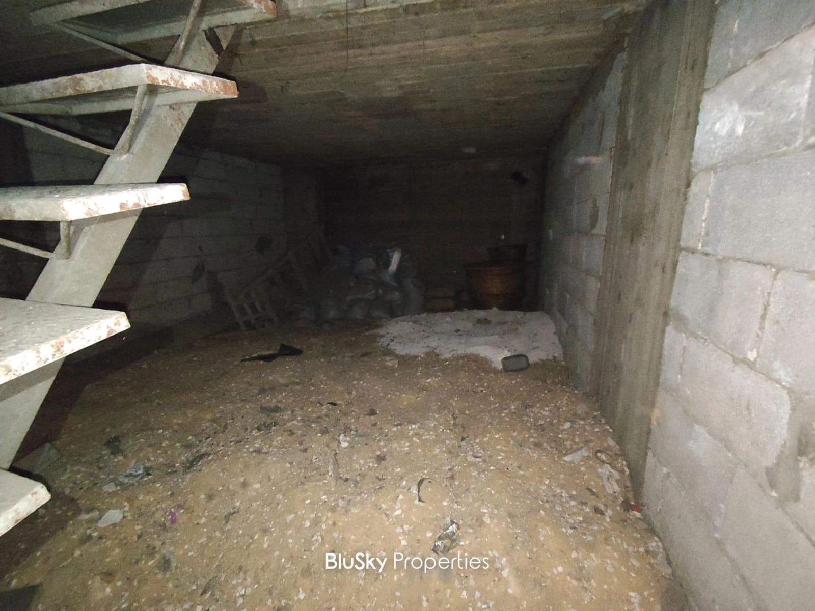 Shop 110m² Mezzanine for Sale in Jounieh — الصورة 3