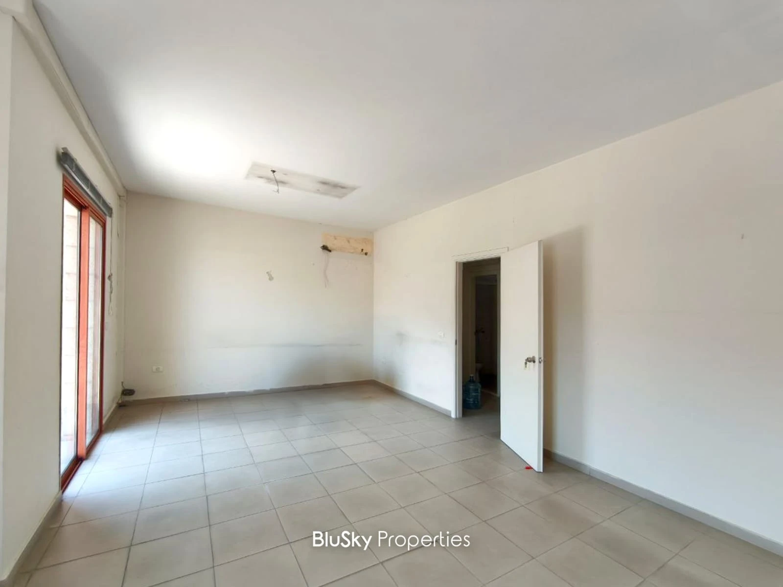 Office 180m² for Rent in Jounieh