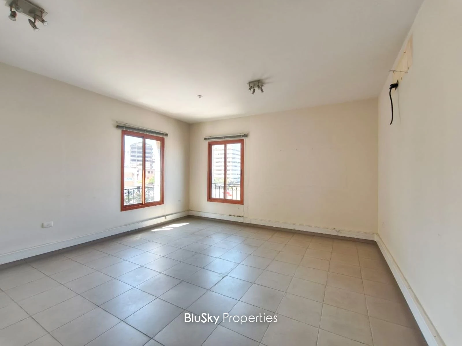 Office 180m² for Rent in Jounieh — photo 2