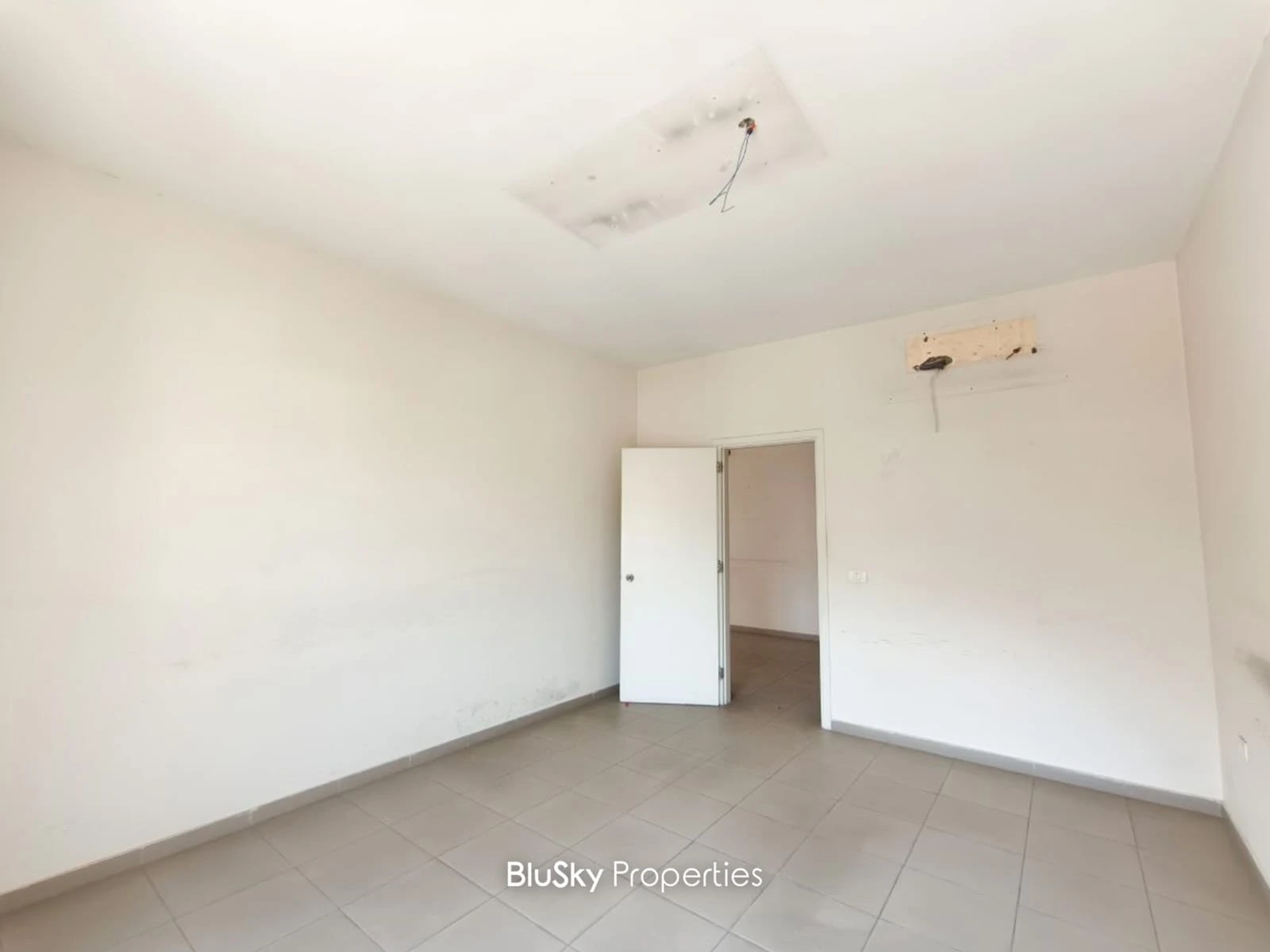 Office 180m² for Rent in Jounieh — photo 3