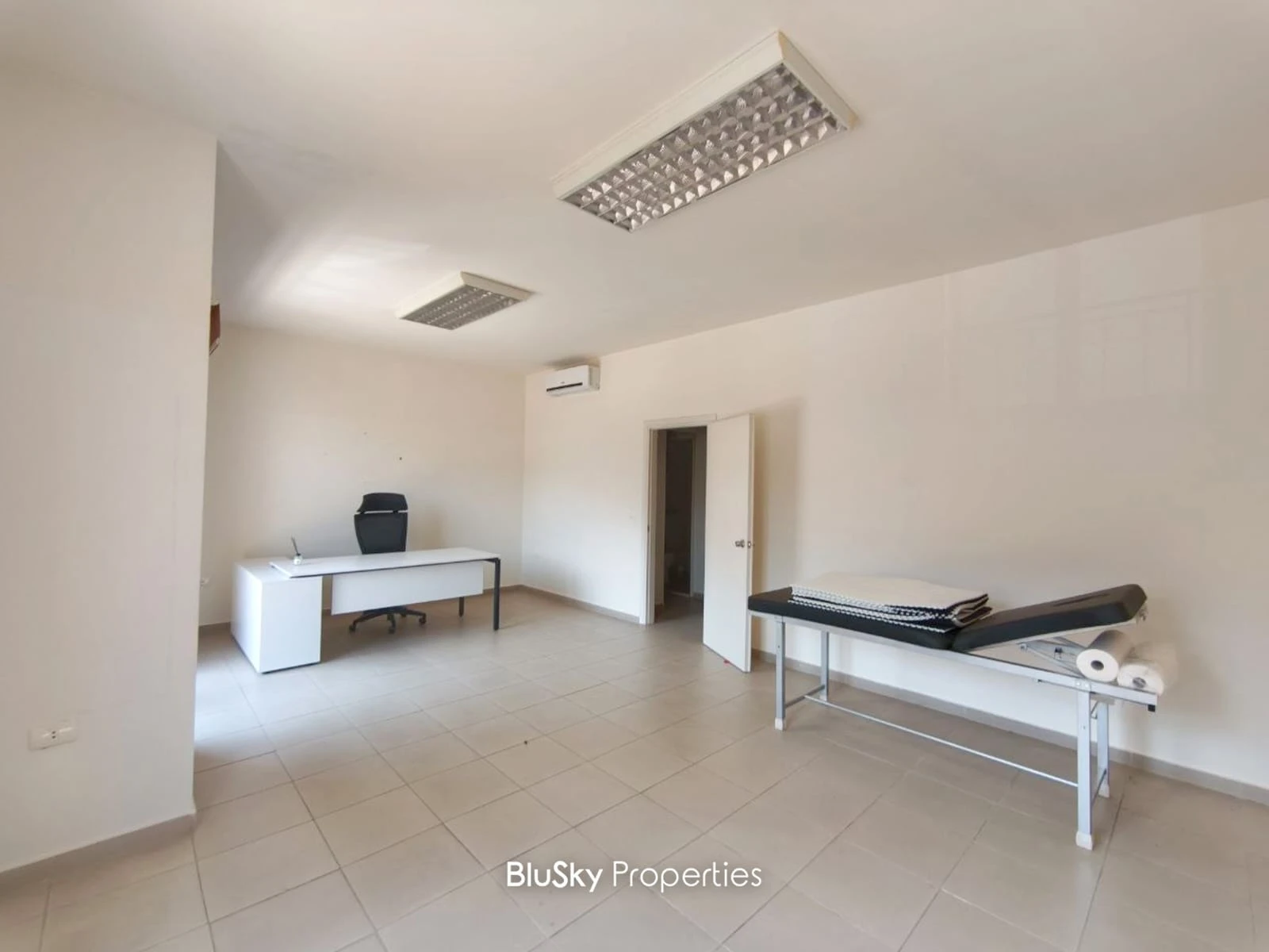 Office 60m² for Rent in Jounieh