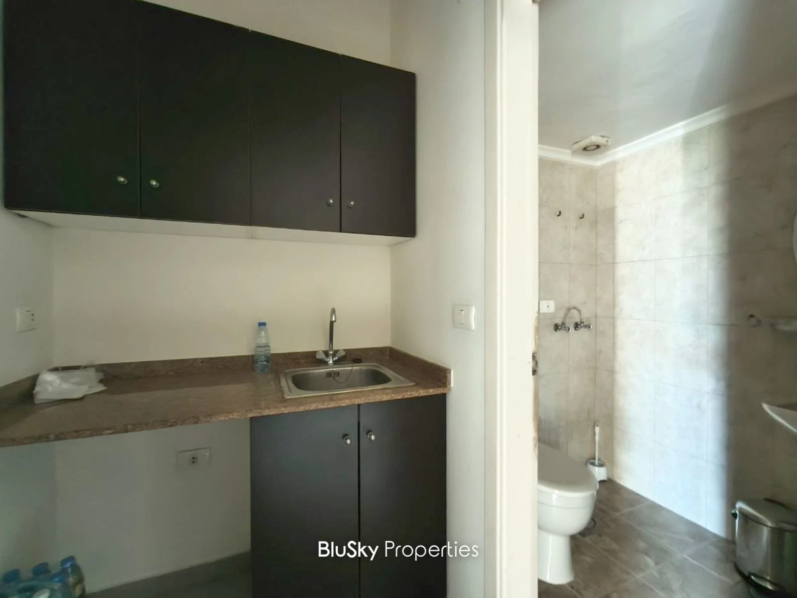 Office 60m² for Rent in Jounieh — الصورة 3