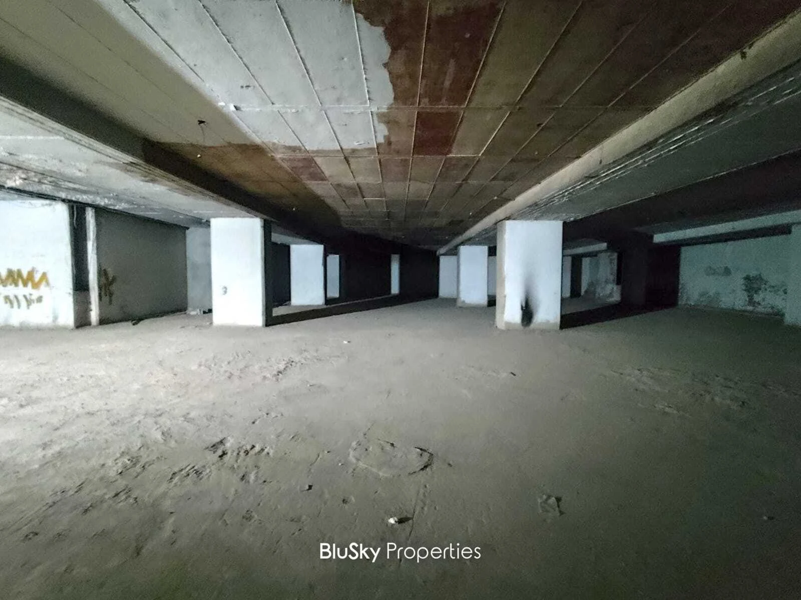 Warehouse 1,200m² for Sale in Kaslik