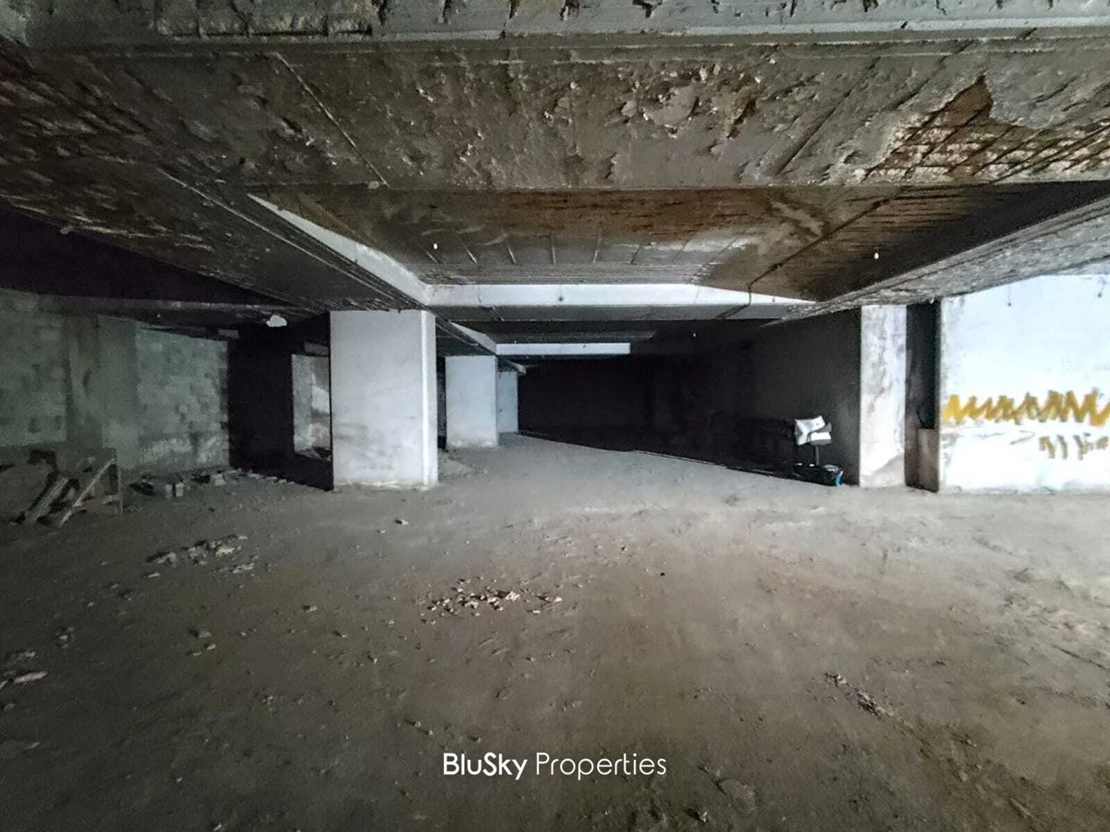 Warehouse 1,200m² for Sale in Kaslik — photo 2