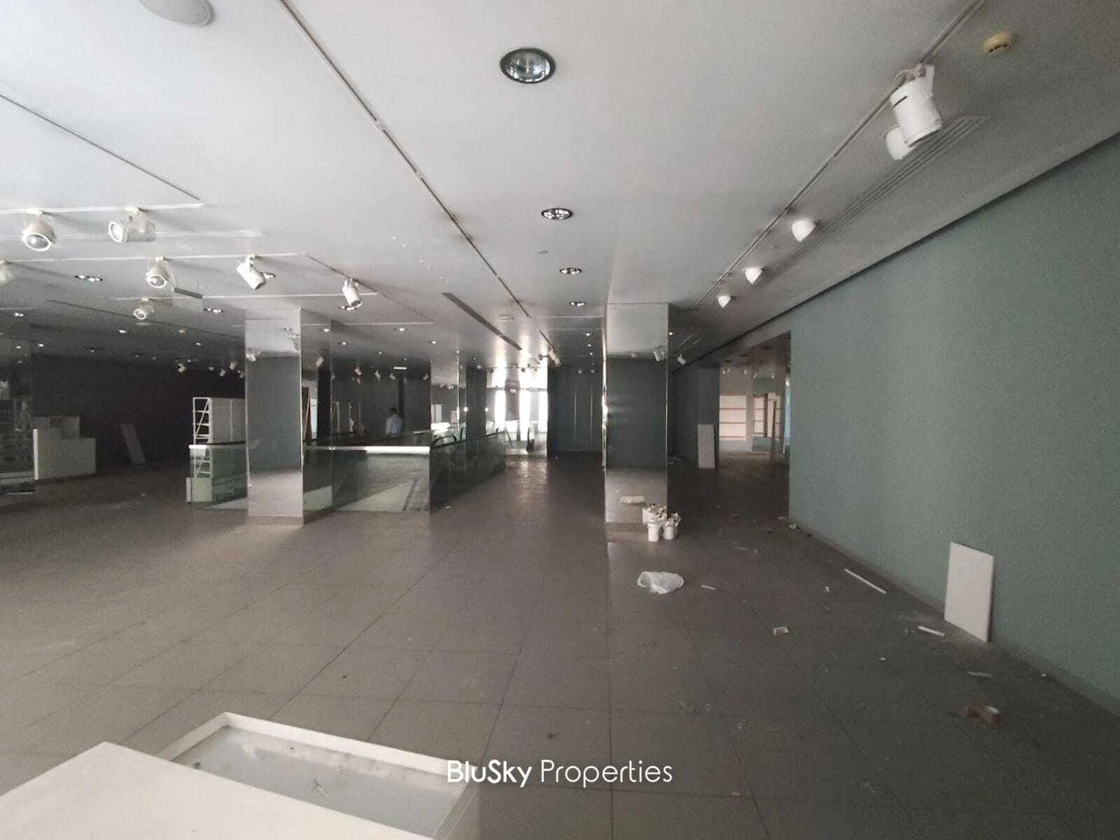 Shop Triplex 2070m² for Rent in Kaslik