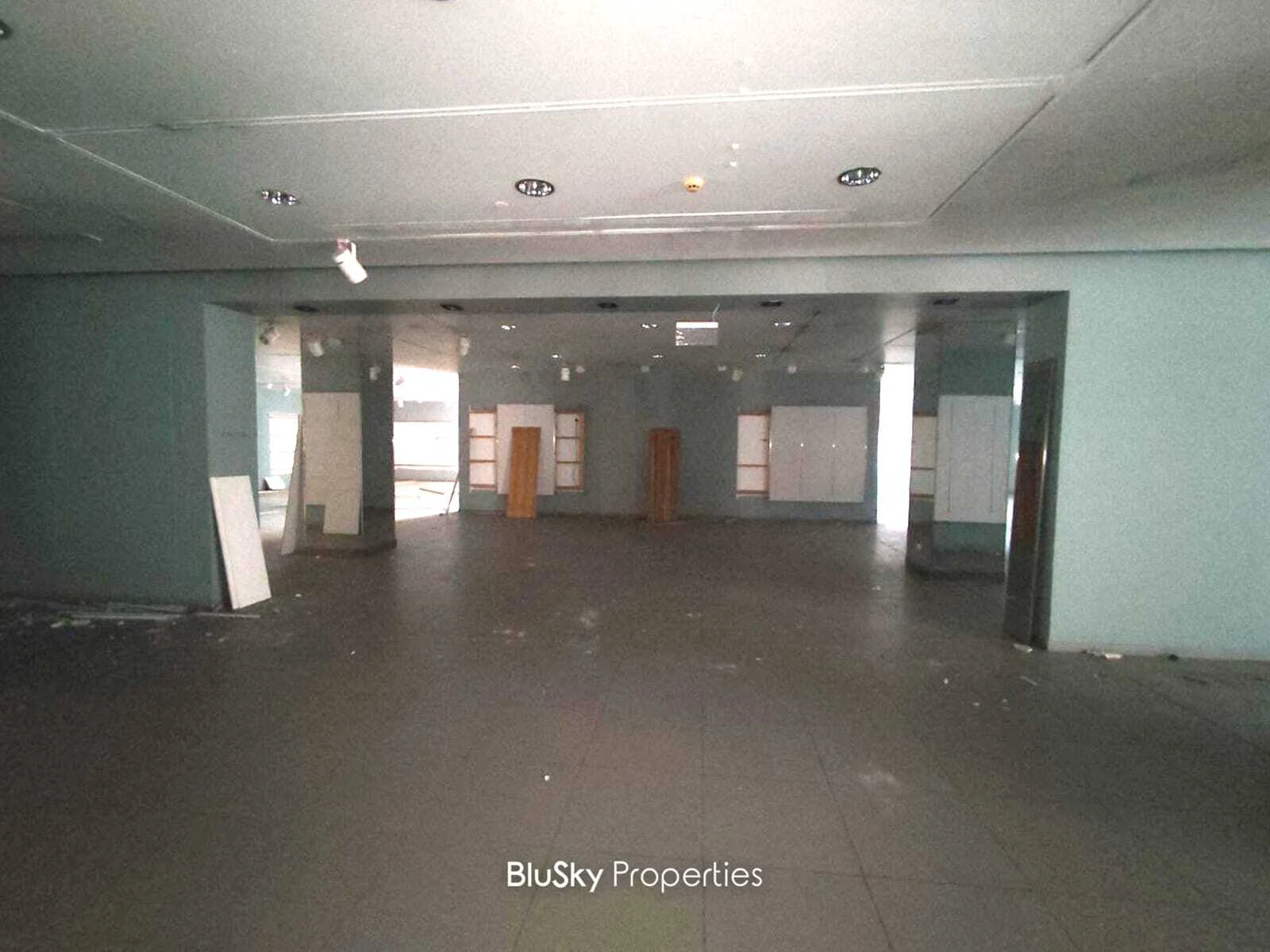 Shop Triplex 2070m² for Rent in Kaslik — الصورة 2