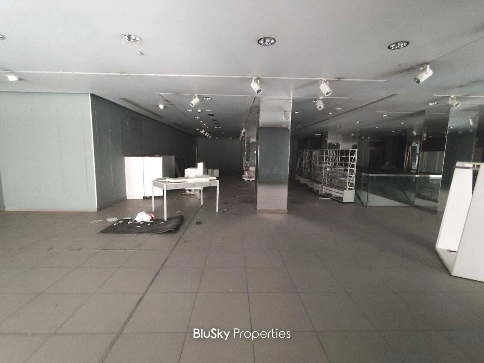 Shop Triplex 2070m² for Rent in Kaslik — الصورة 3