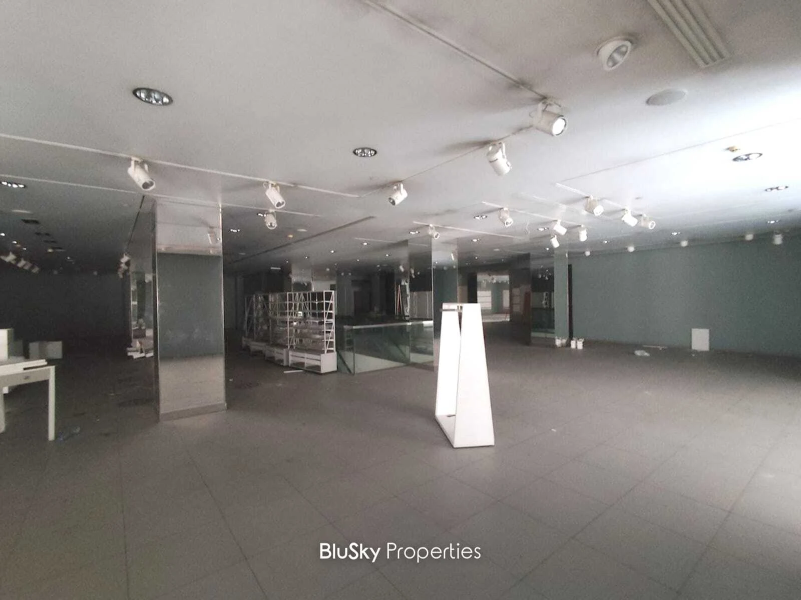 Shop Triplex 2070m² for Rent in Kaslik — الصورة 5