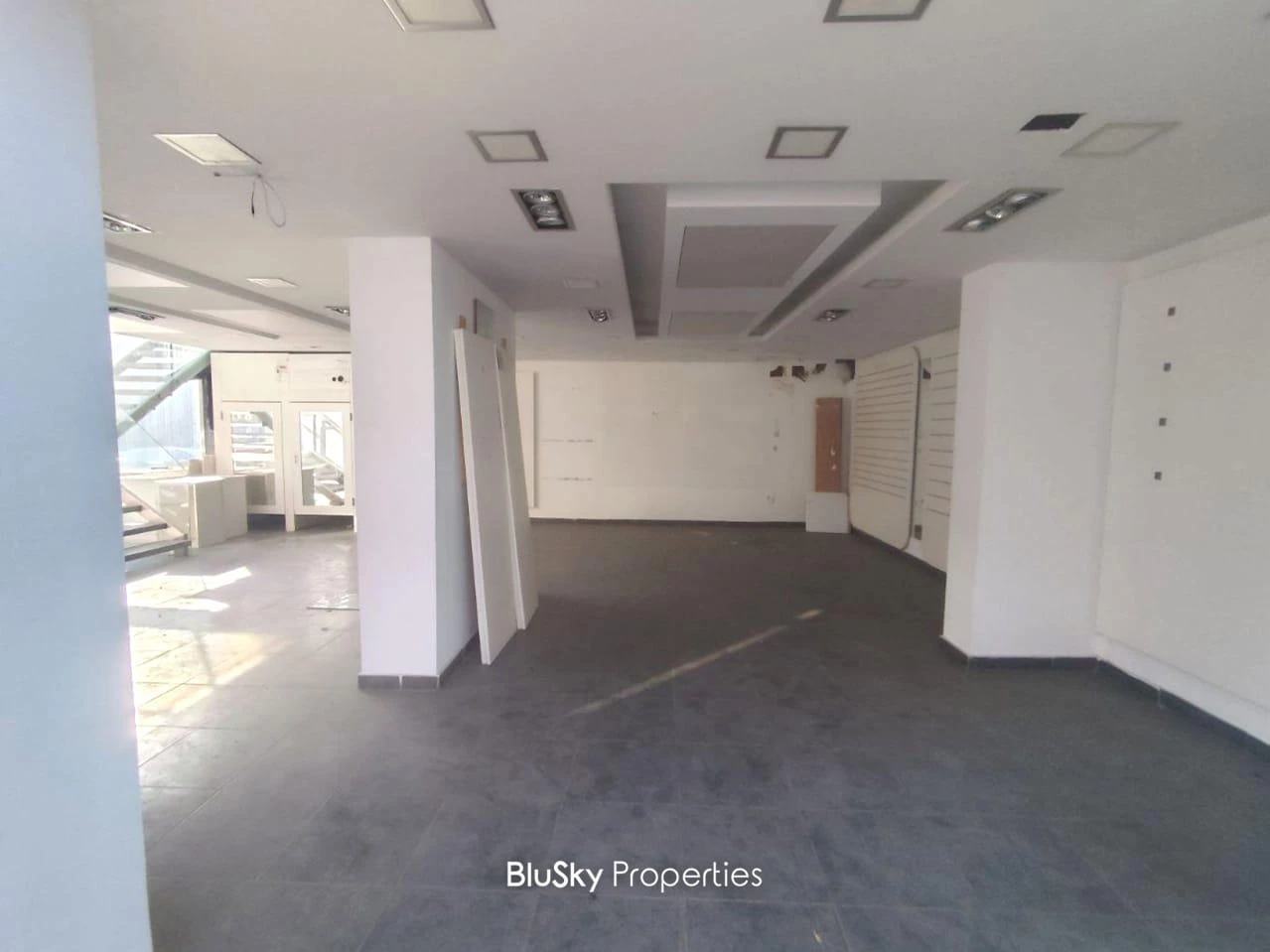 Shop Duplex 400m² for Rent in Kaslik