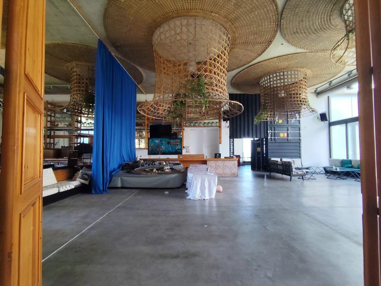 Shop 800m² Sea View for Rent in Kaslik
