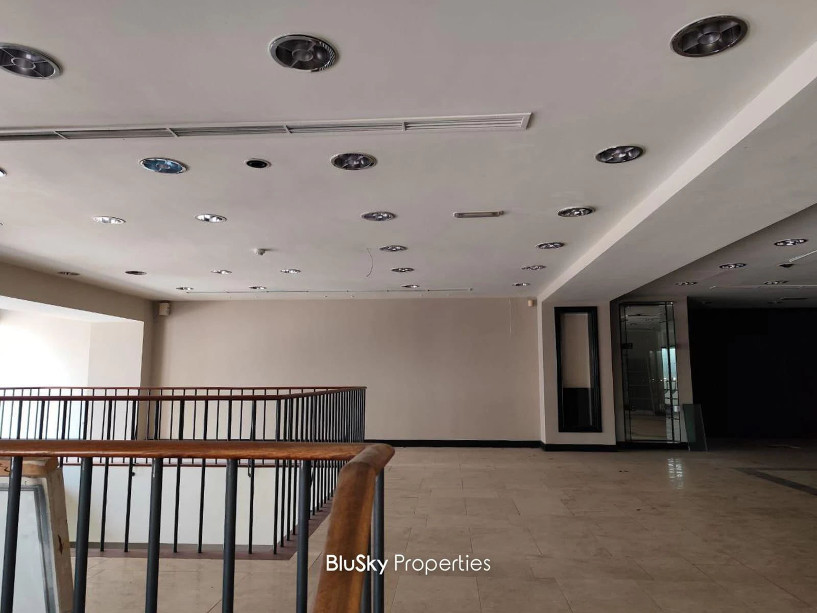 Shop 865m² Terrace for Rent in Kaslik — الصورة 4