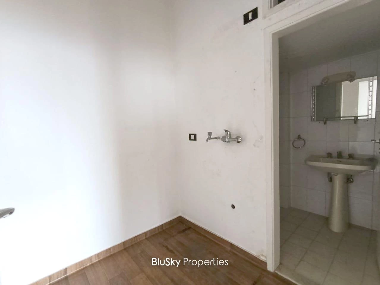 Office 100m² Terrace for Rent in Kfarhbab — الصورة 2