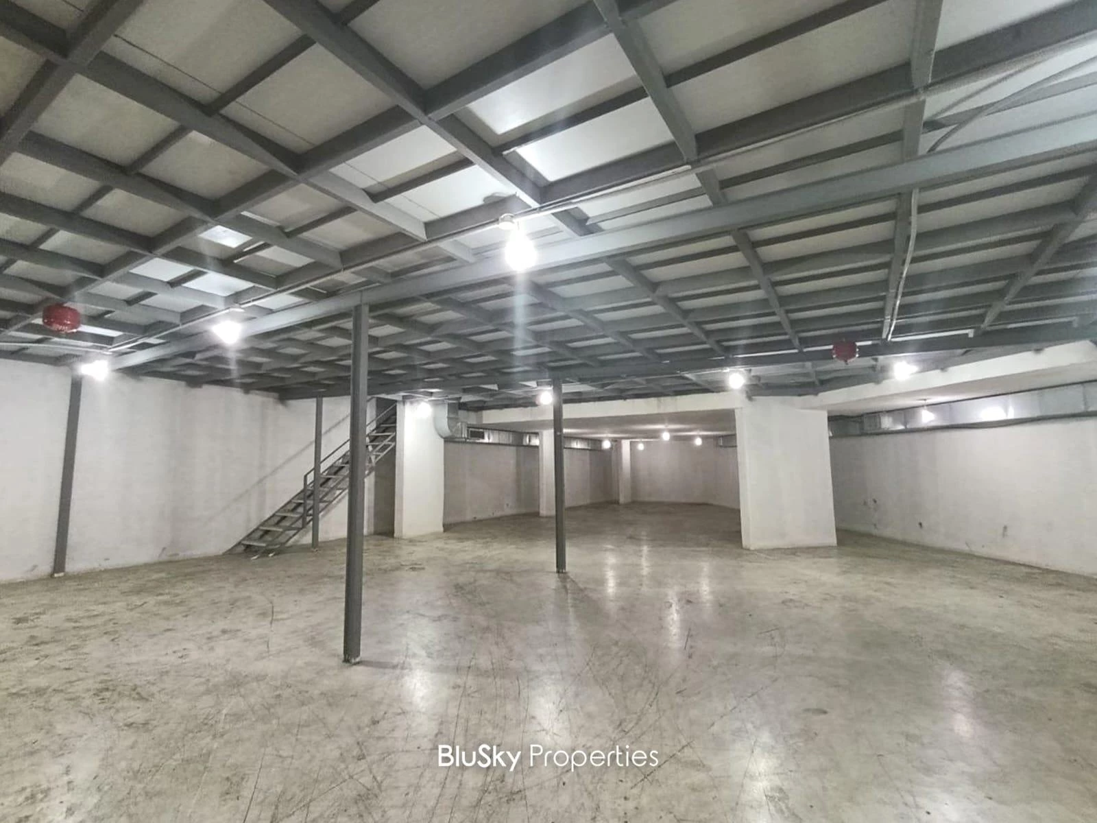 Warehouse 1,600m² for Rent in Kfarhbab — الصورة 1
