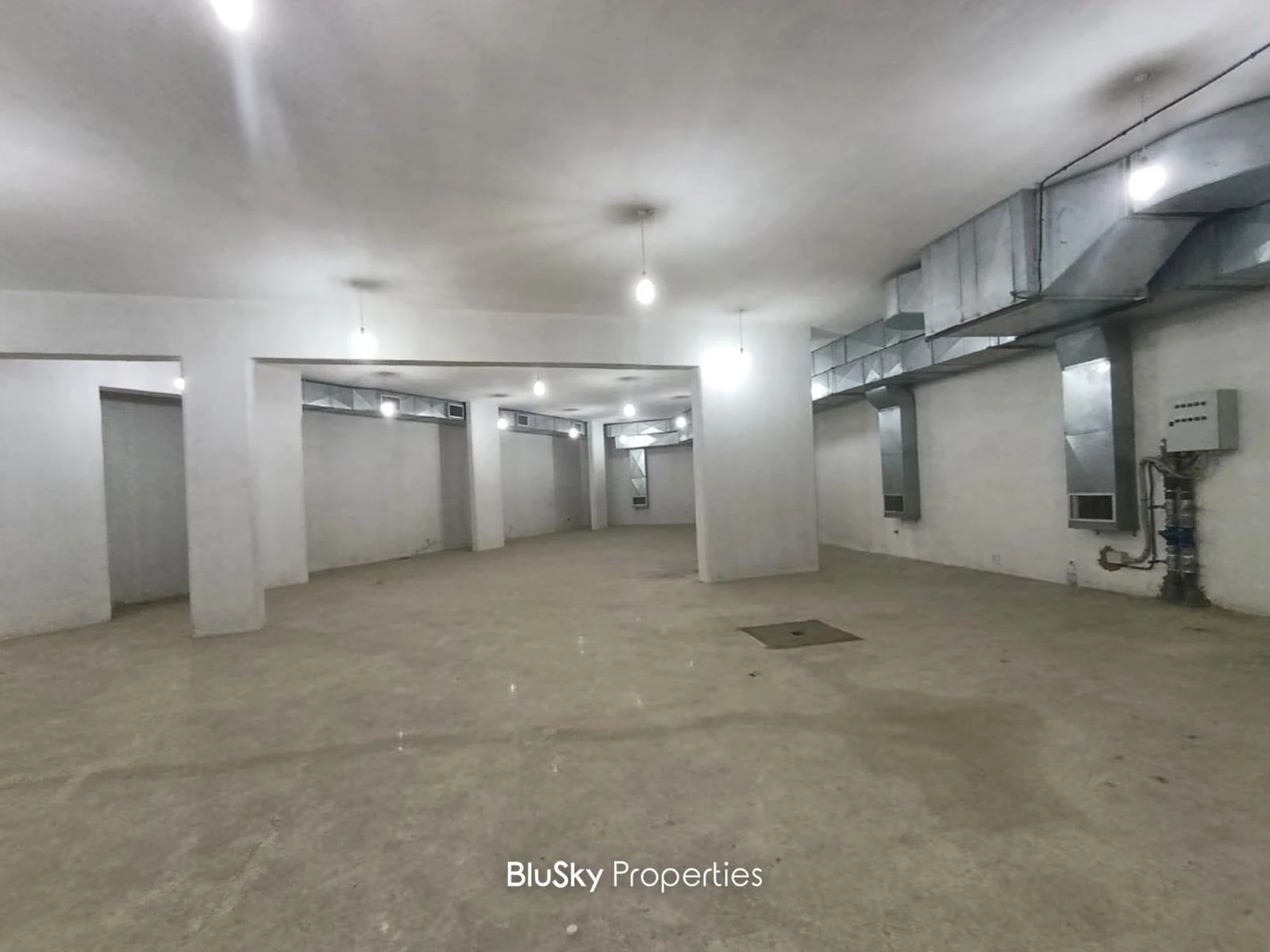 Warehouse 1,600m² for Rent in Kfarhbab — الصورة 2
