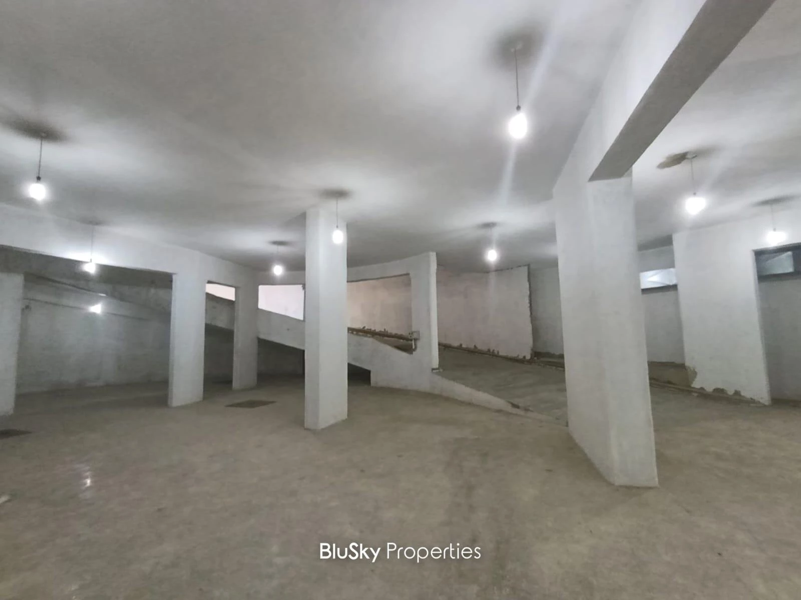 Warehouse 1,600m² for Rent in Kfarhbab — الصورة 3