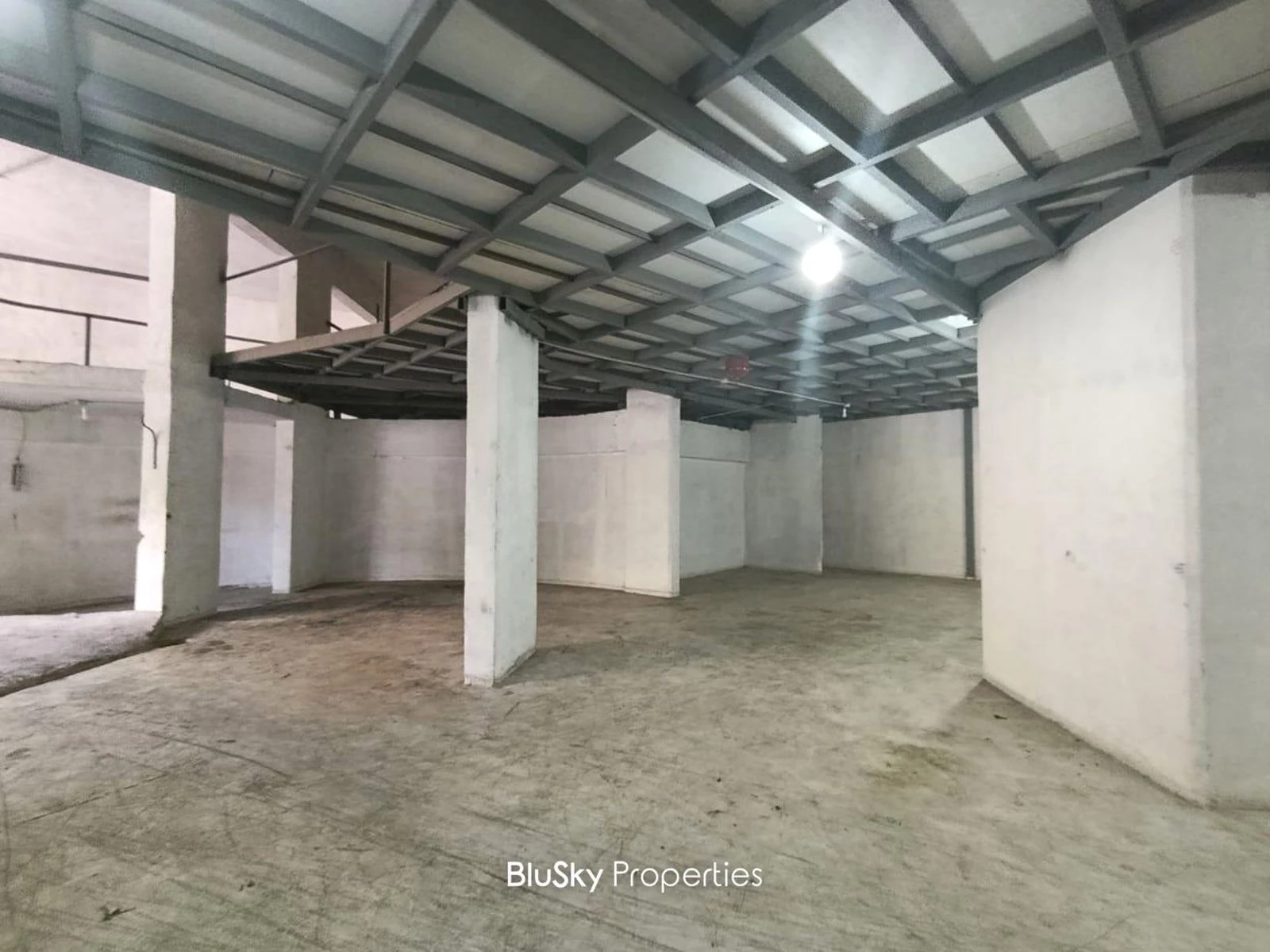 Warehouse 1,600m² for Rent in Kfarhbab — الصورة 4