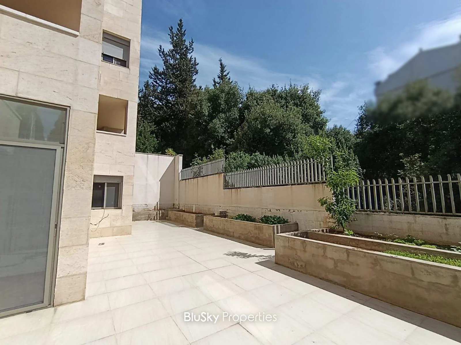 Apartment 200m² Terrace for Rent in Kfarhbab — الصورة 3