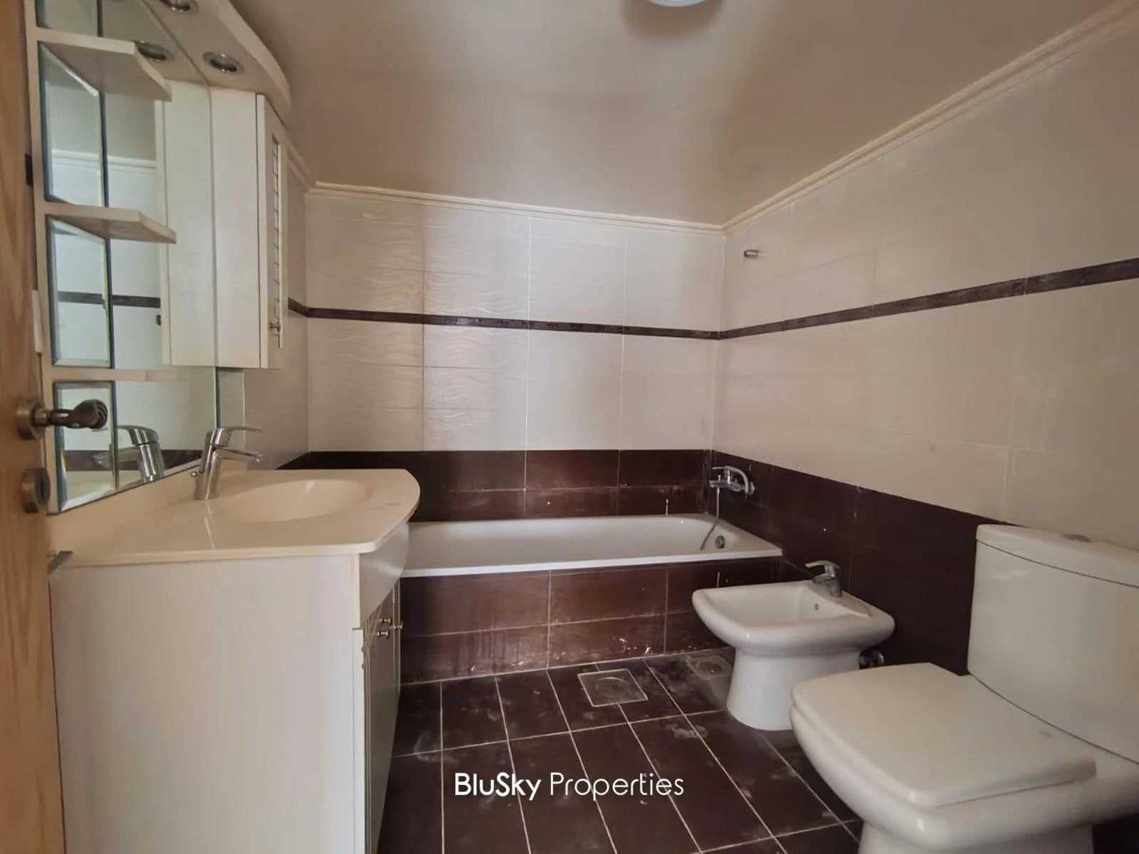 Apartment 200m² Terrace for Rent in Kfarhbab — الصورة 5