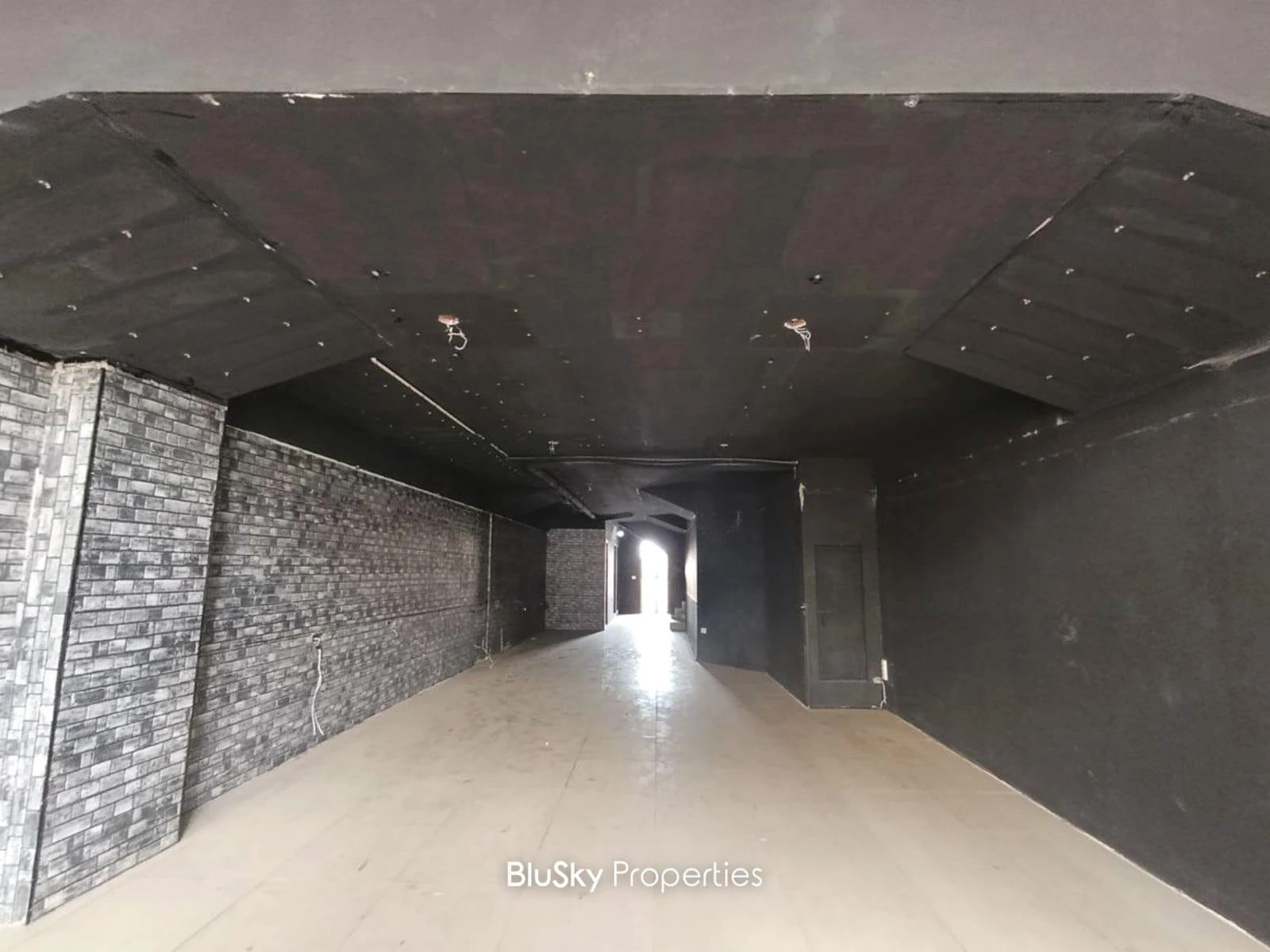 Shop 200m² for Rent in Kfarhbab — photo 1
