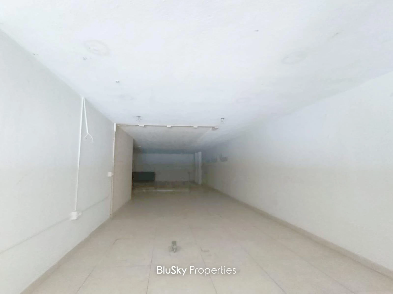 Shop 200m² for Rent in Kfarhbab — photo 2