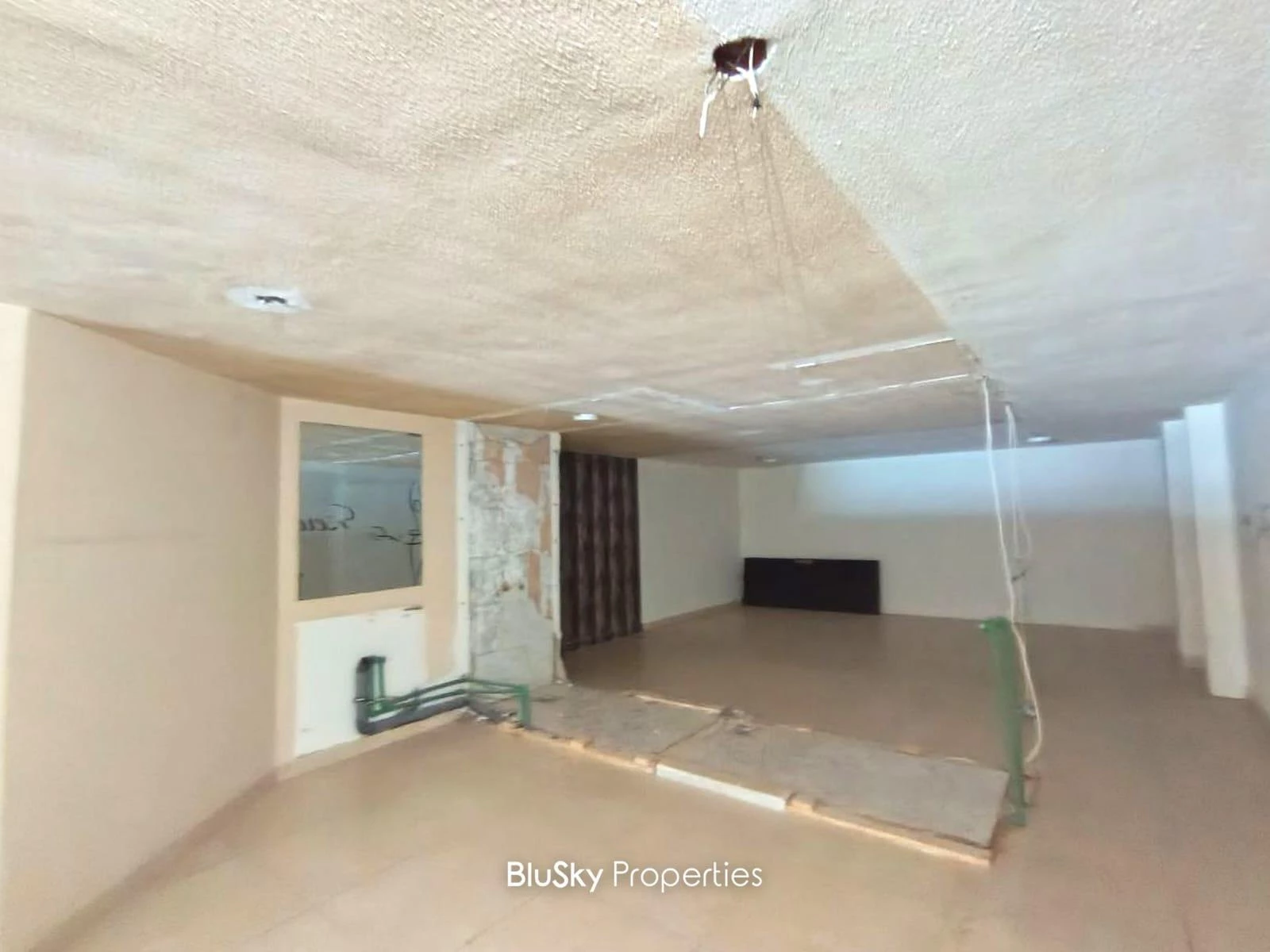 Shop 200m² for Rent in Kfarhbab — photo 3
