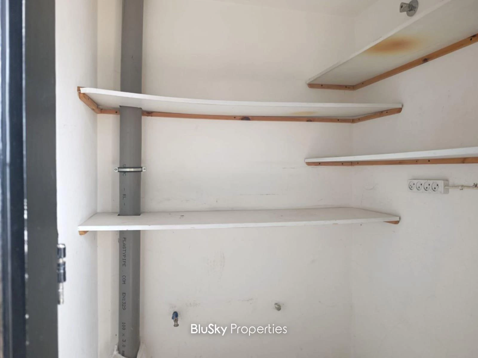 Shop 200m² for Rent in Kfarhbab — photo 4