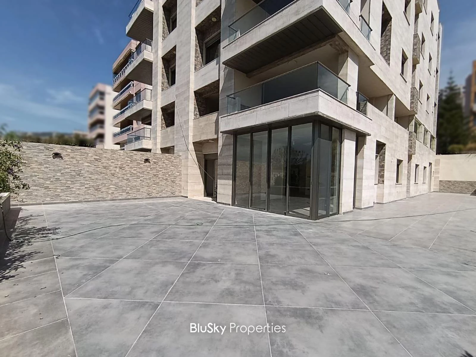Apartment 200m² Terrace for Sale in Kfarhbab — الصورة 3