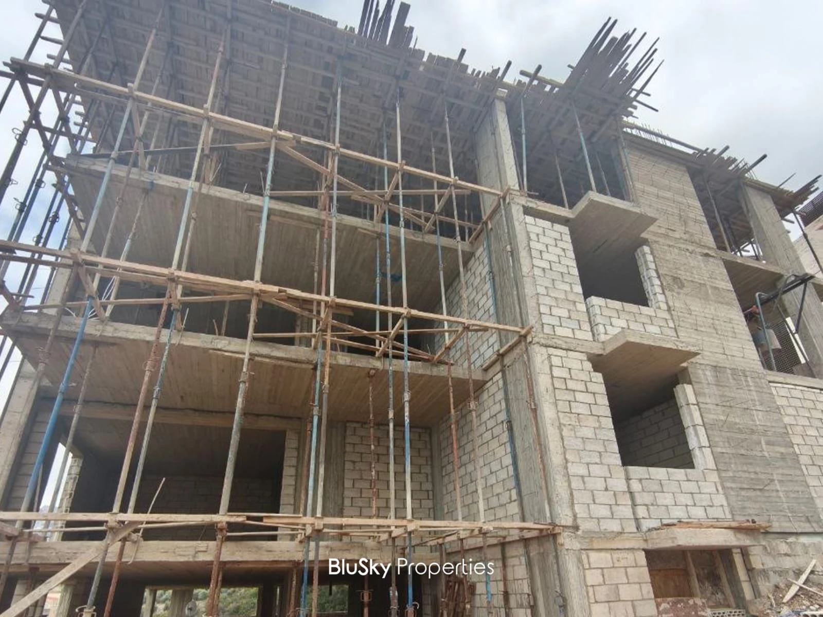 Apartment 215m² with Mountain View for Sale in Kfarhbab