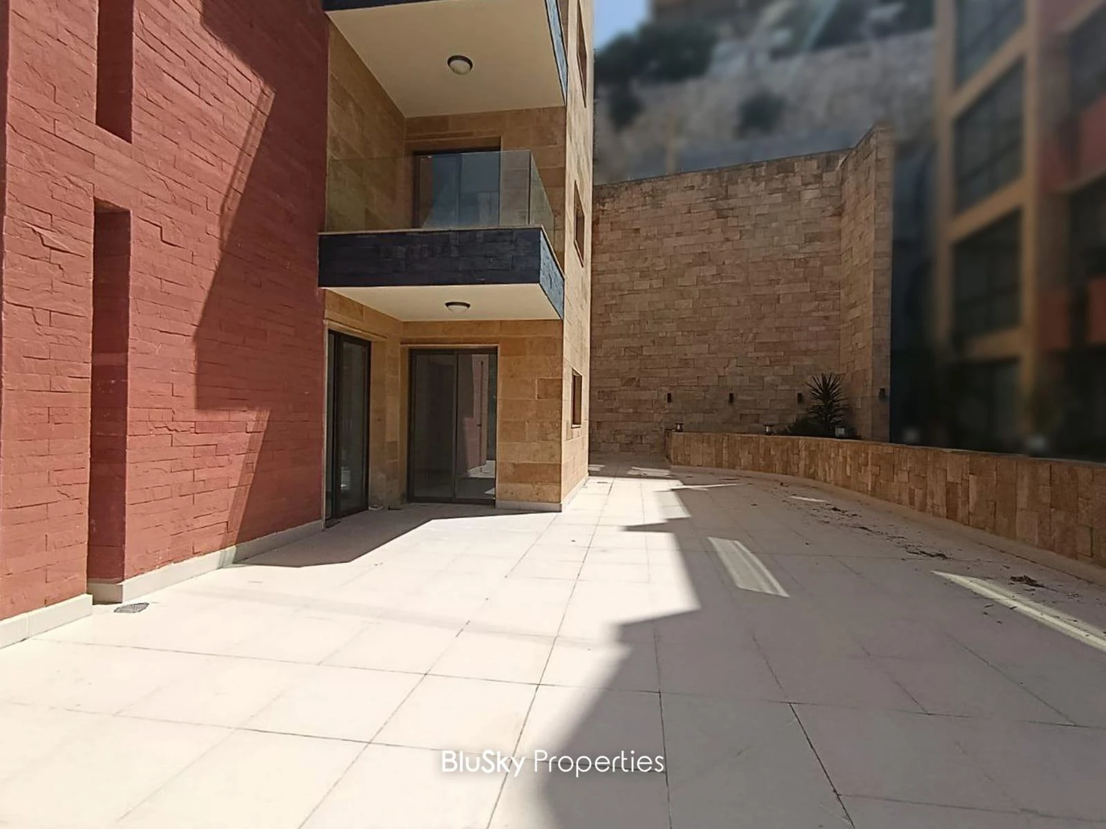Apartment 242m² Terrace for Sale in Kfarhbab — photo 2
