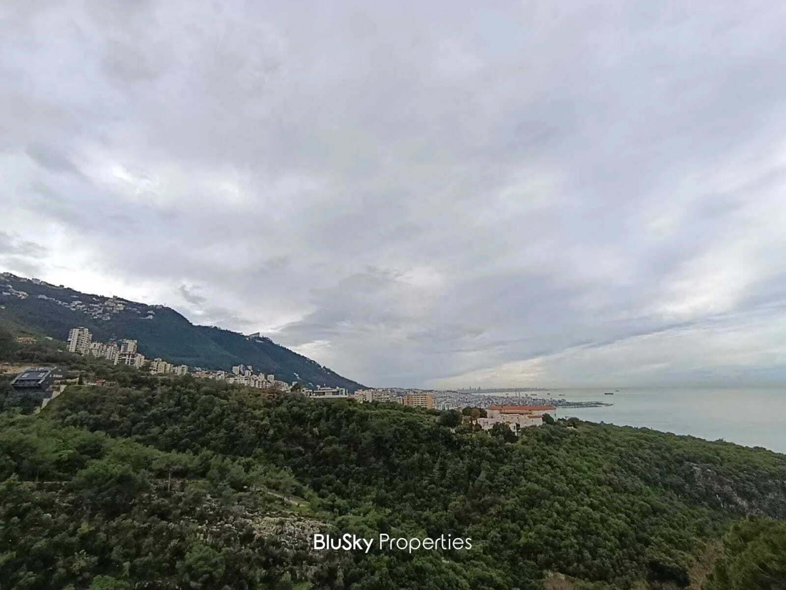 Apartment 350m² with Terrace for Sale in Kfarhbab — photo 3