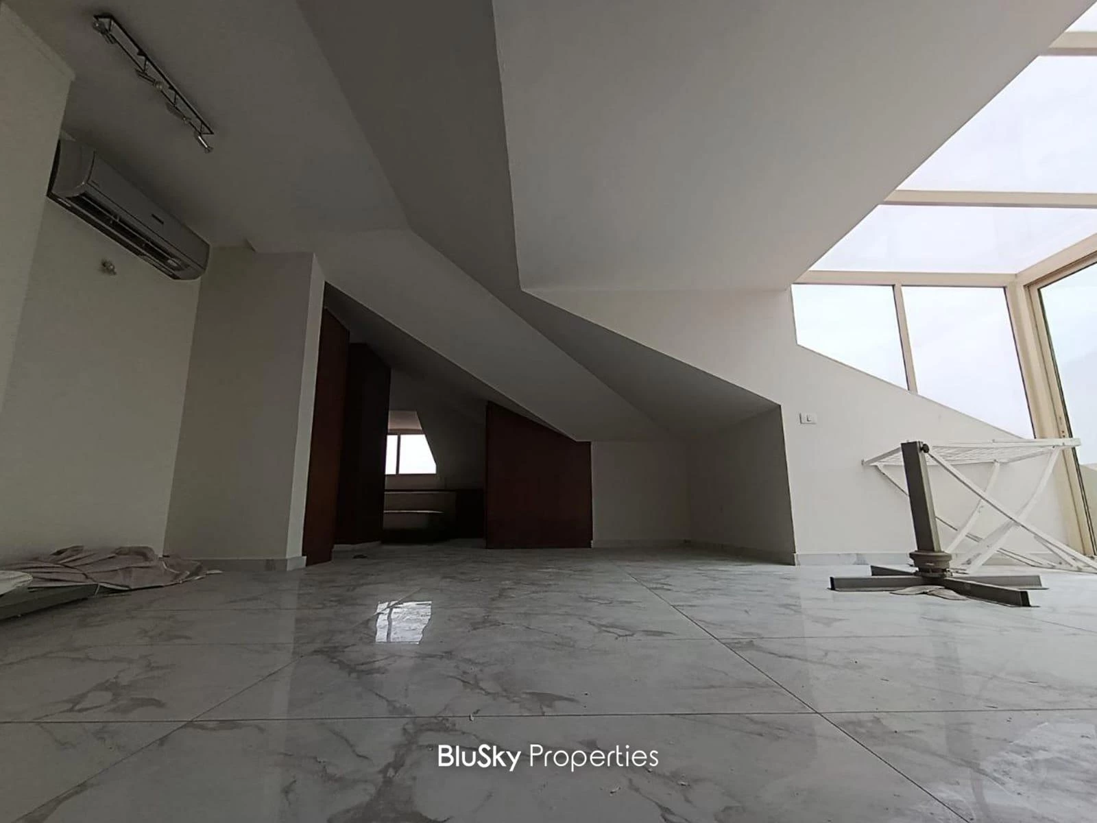 Duplex 425m² Sea View for Sale in Kfarhbab — photo 4